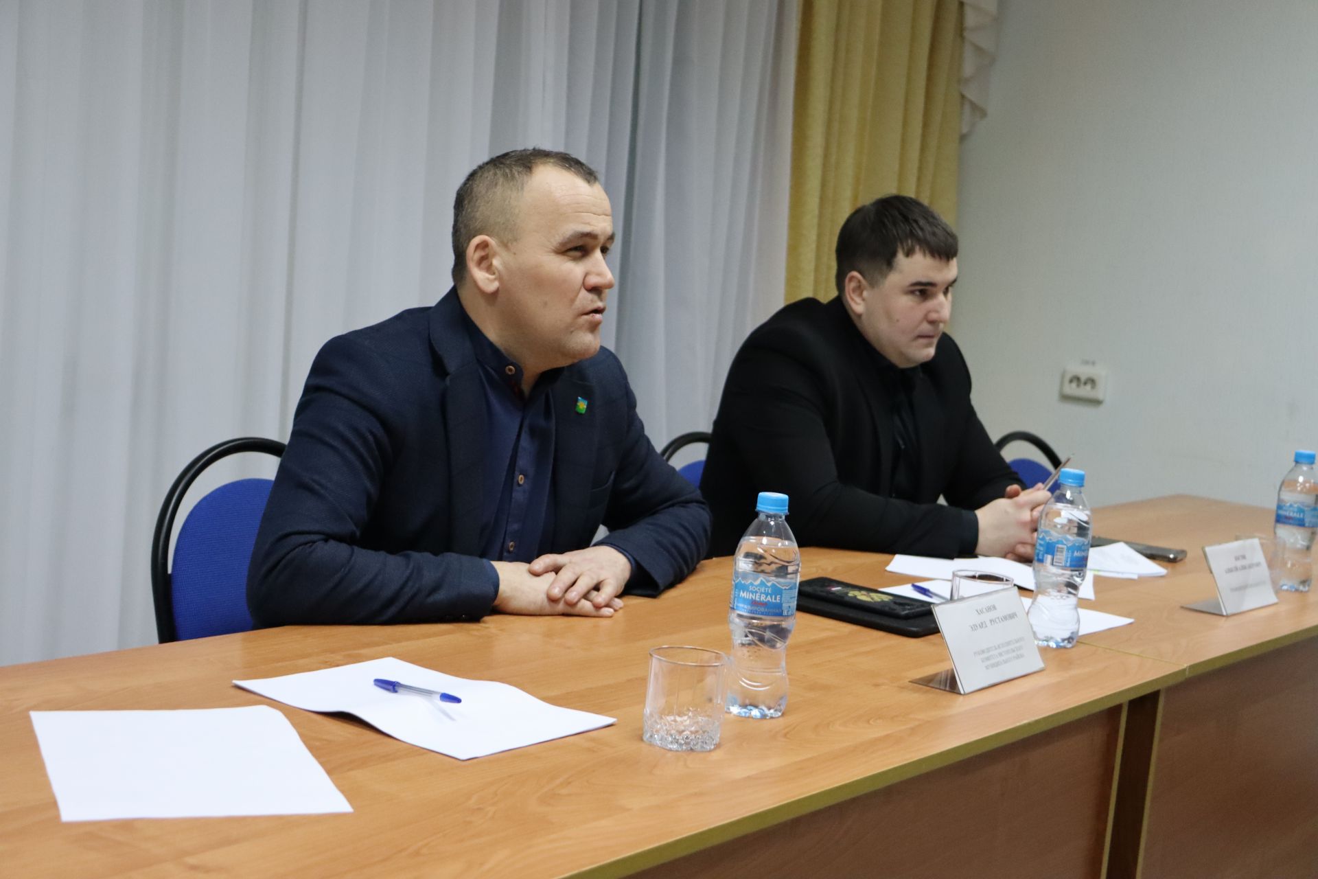 В ходе схода граждан руководитель райисполкома Эдуард Хасанов ответил на вопросы коллективов
