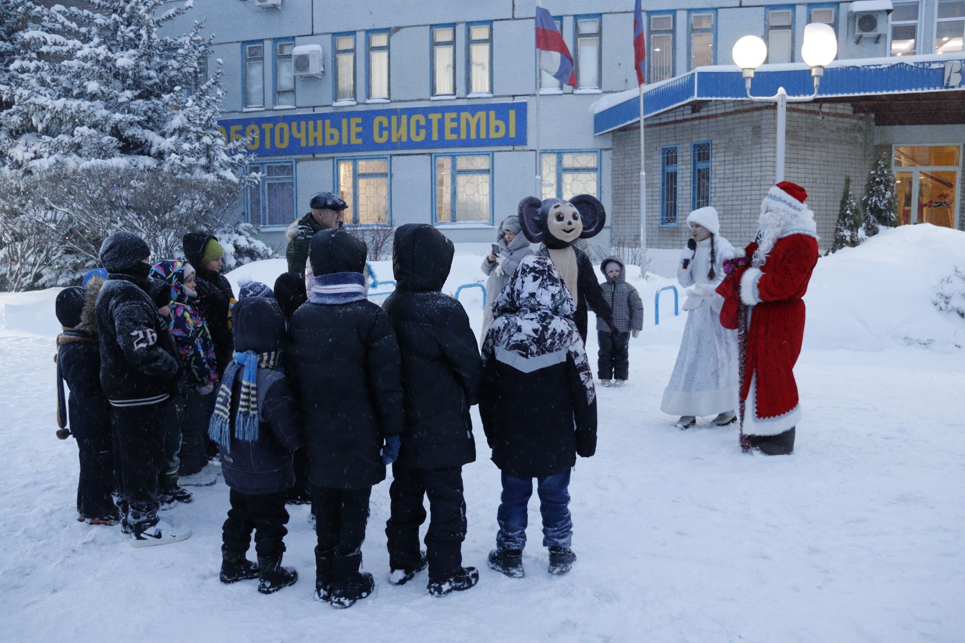 В Чистополе прошло торжественное открытие елки рядом с радиокомпанией «Вектор»