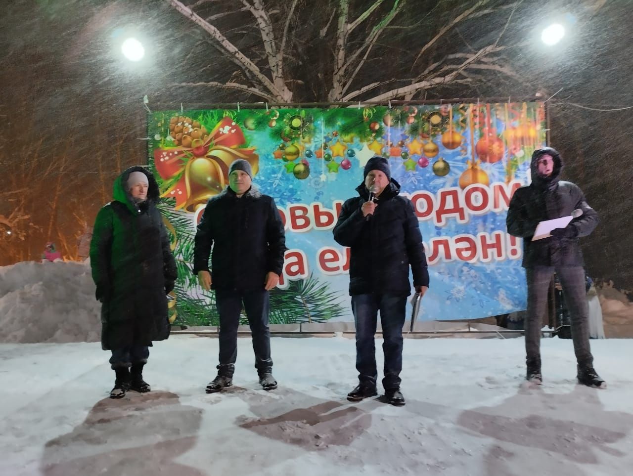 Танцы, песни: в сквере «Мельничная площадь» торжественно открыли новогоднюю ёлку