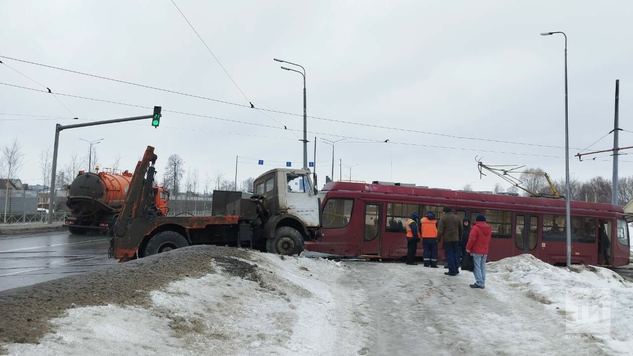 В Казани грузовик протаранил трамвай