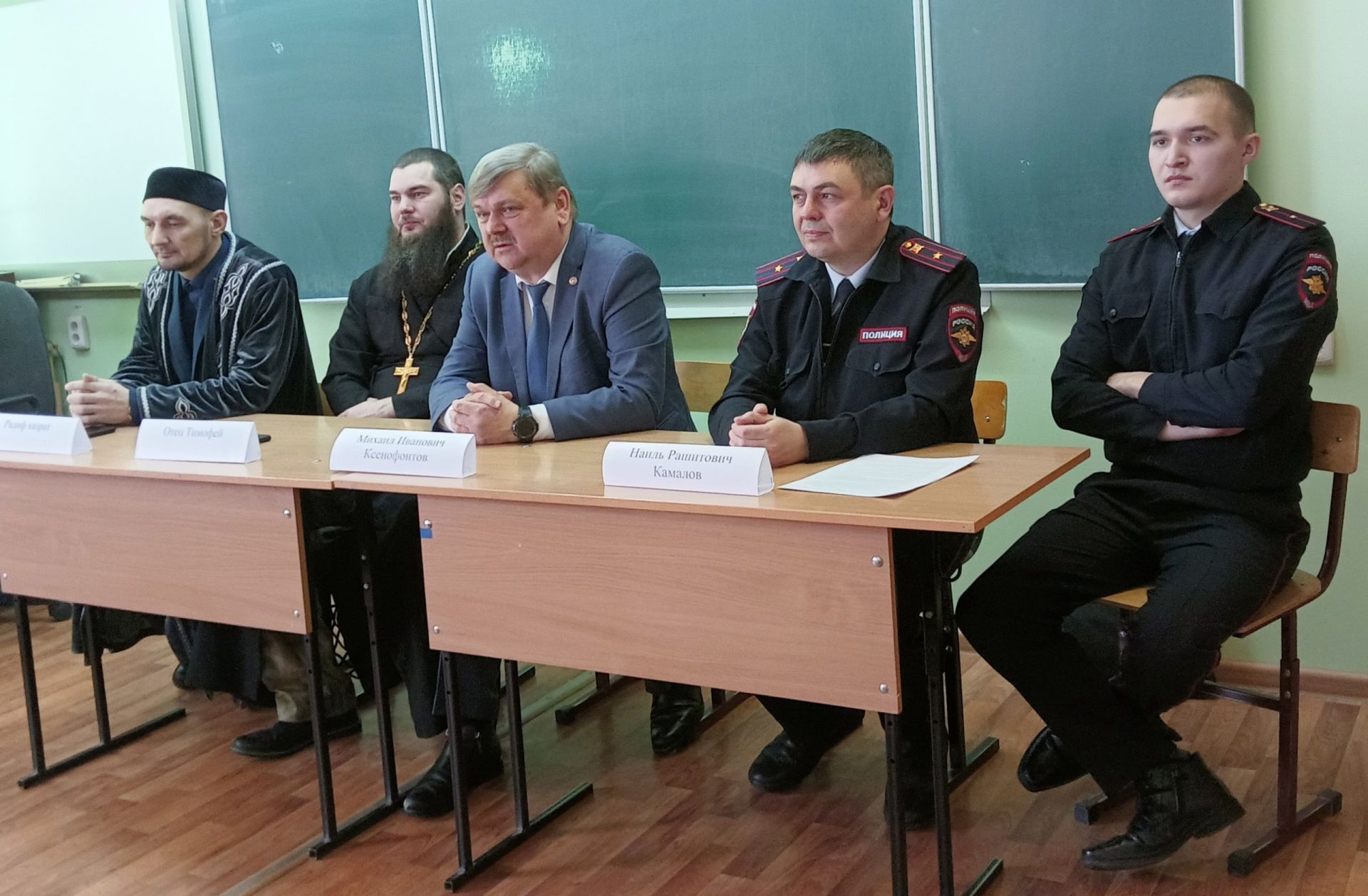 Чистопольские лицеисты приняли участие в брифинге «Сильны единством»