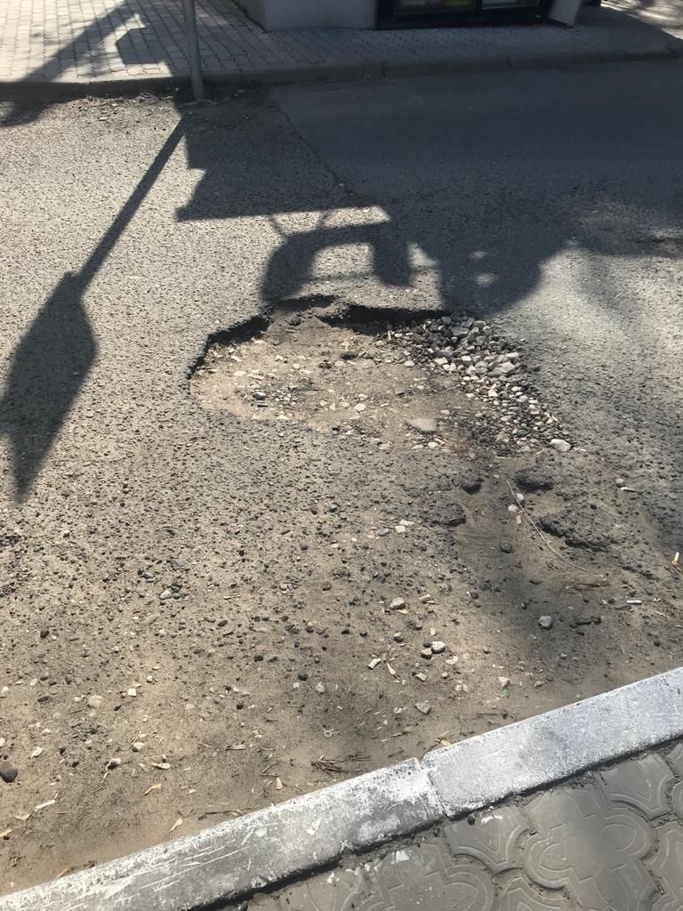 Жительница Чистополя: яма в асфальте в центре города не заделана с прошлого года