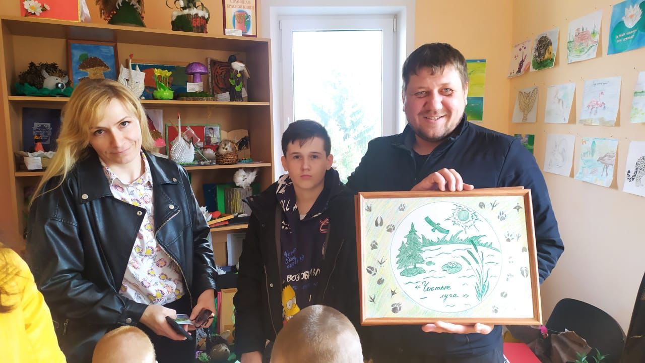 В честь праздничной даты природного заказника «Чистые луга» дети смастерили подарки и помогли в уборке территории
