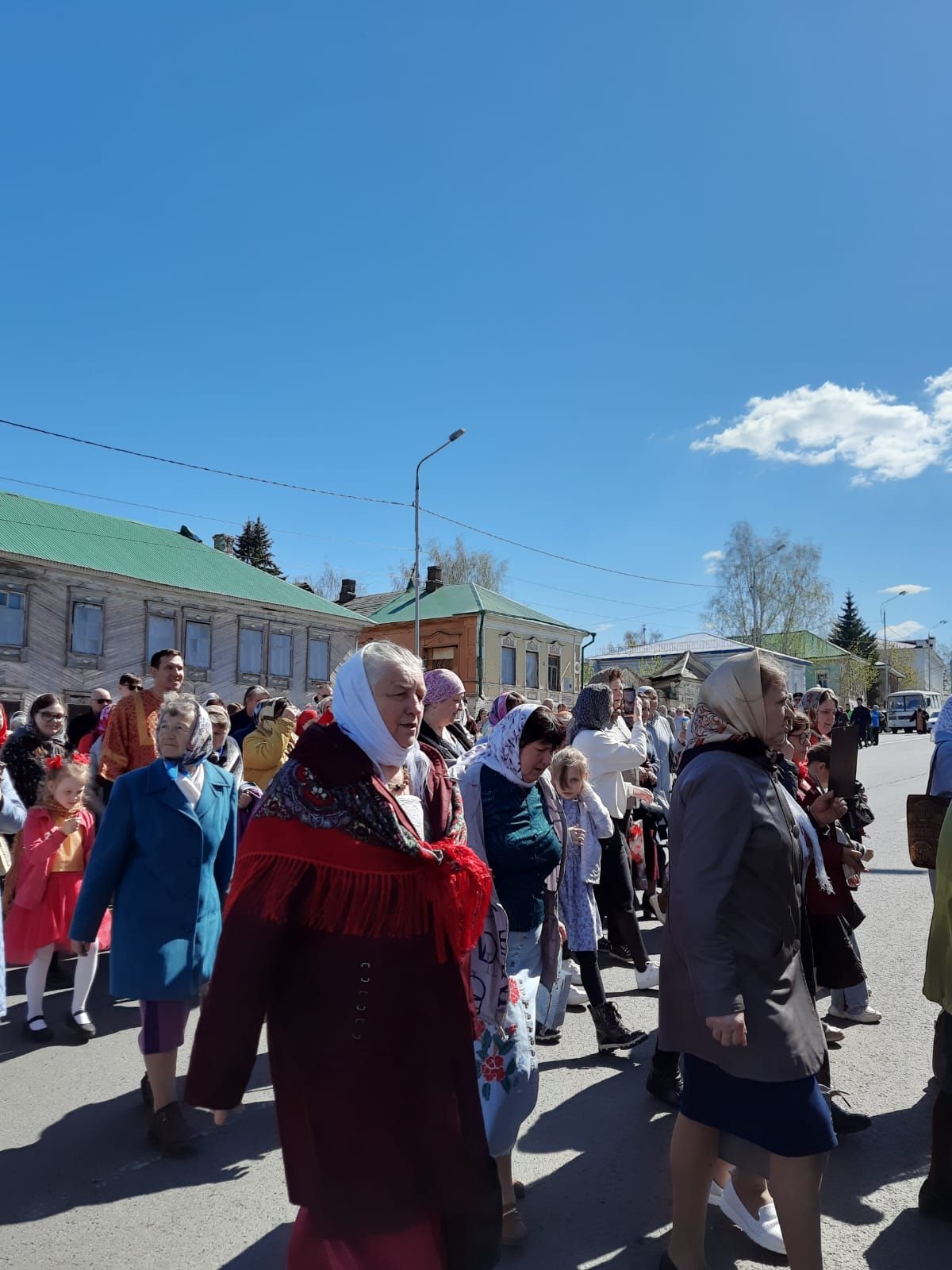 Сотни чистопольцев прошли по улицам города пасхальным крестным ходом