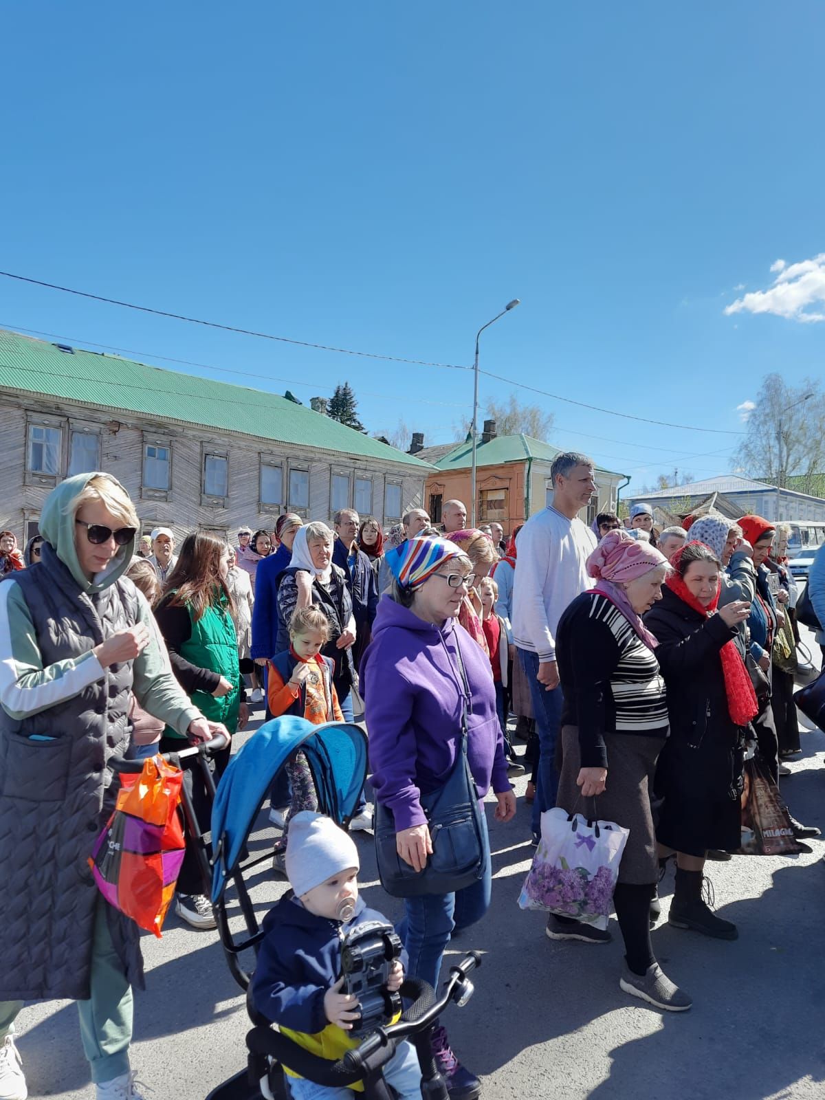 Сотни чистопольцев прошли по улицам города пасхальным крестным ходом