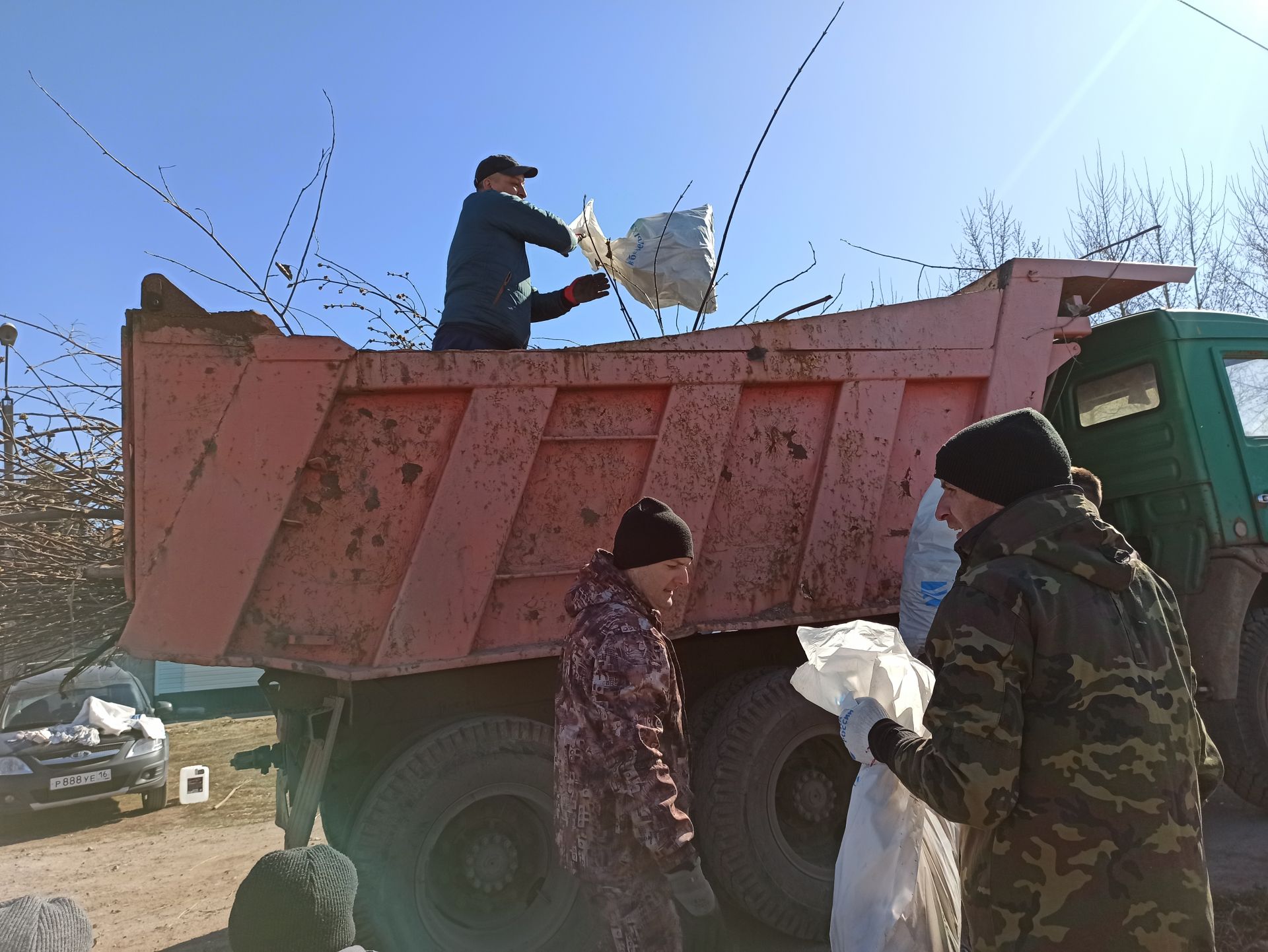 Несколько десятков мешков мусора собрали чистопольцы с берега Камы