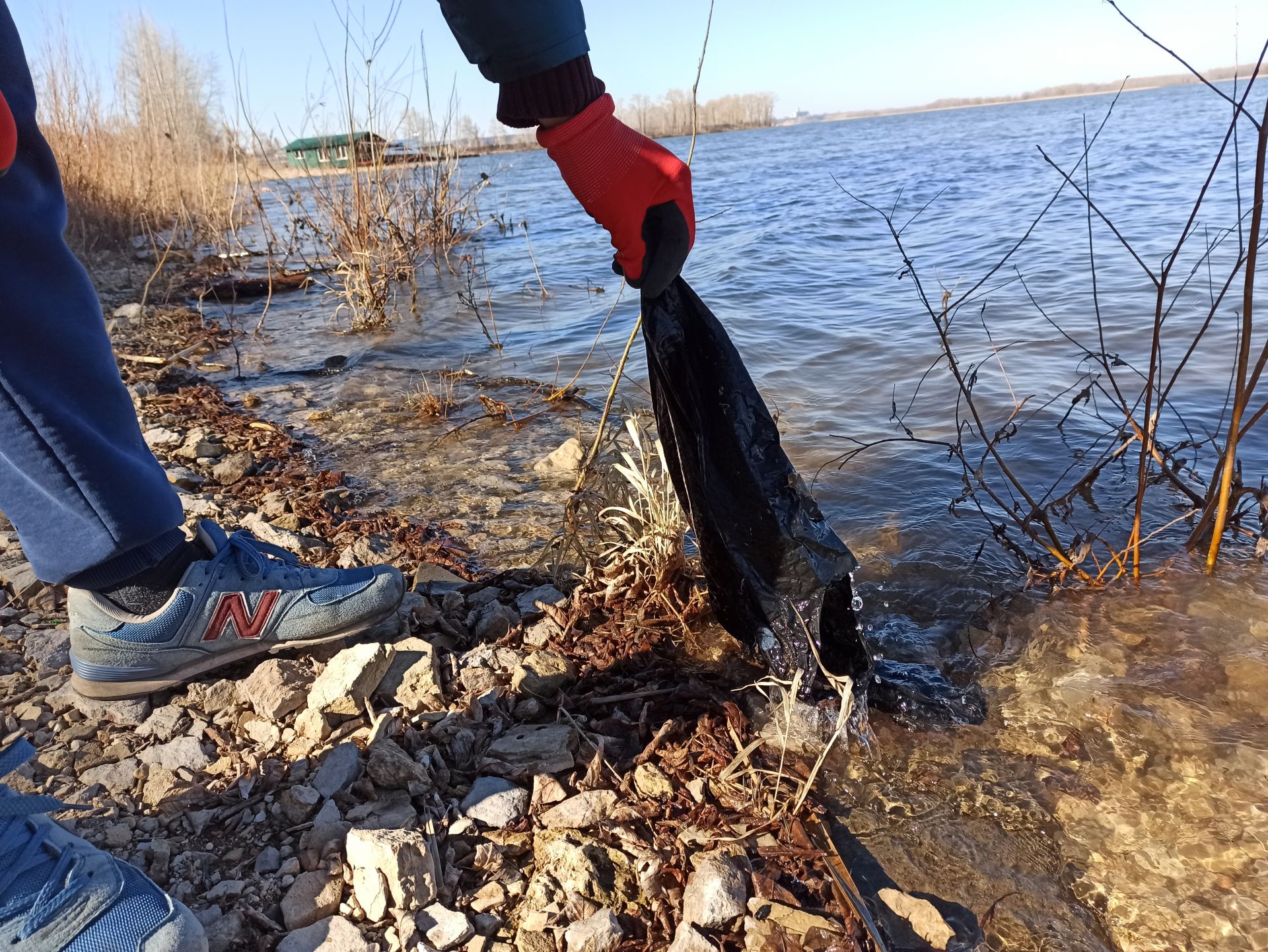 Несколько десятков мешков мусора собрали чистопольцы с берега Камы