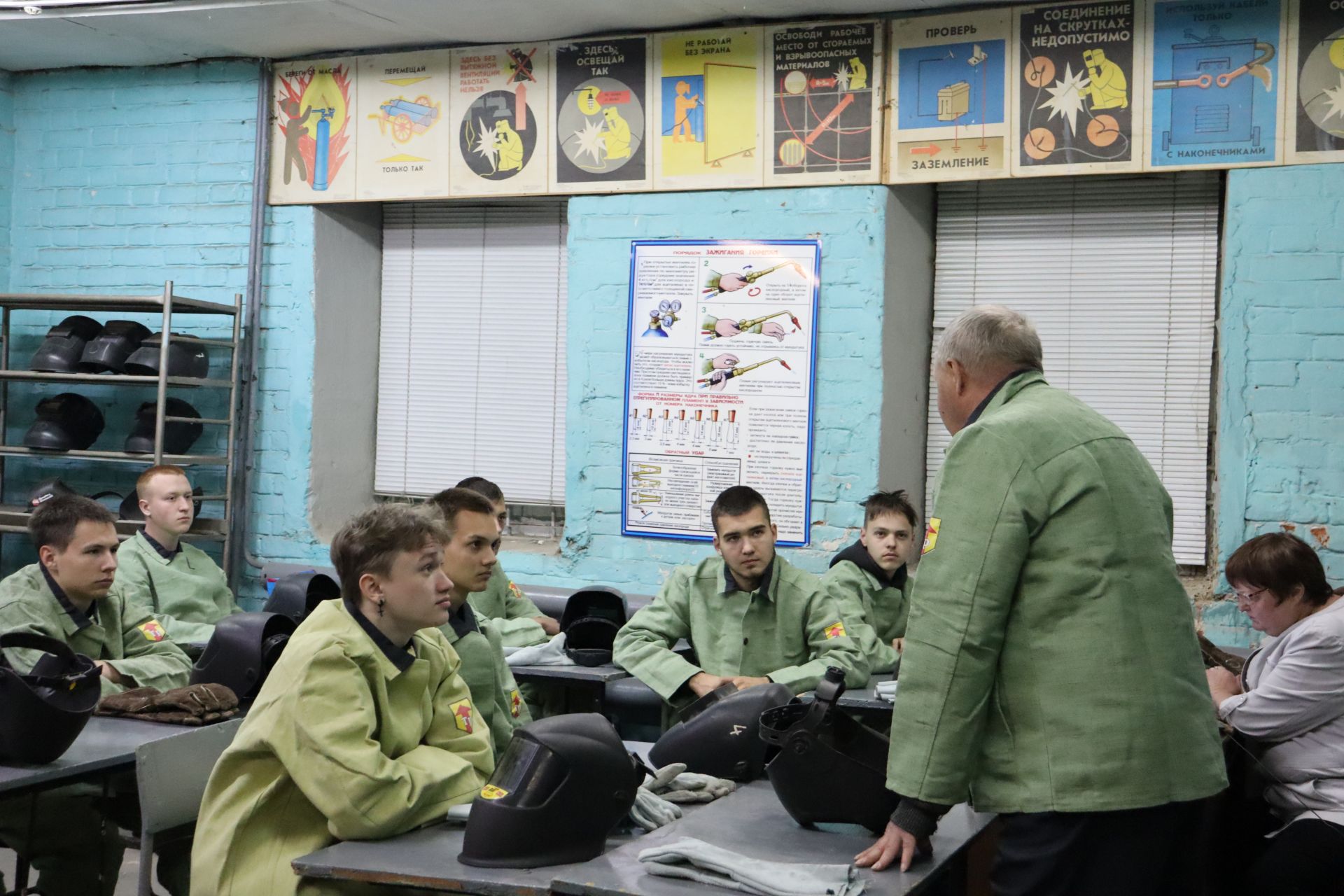В рамках профессионального обучения в Чистопольском сельскохозяйственном техникуме проходят занятия по сварочному делу (Фоторепортаж)