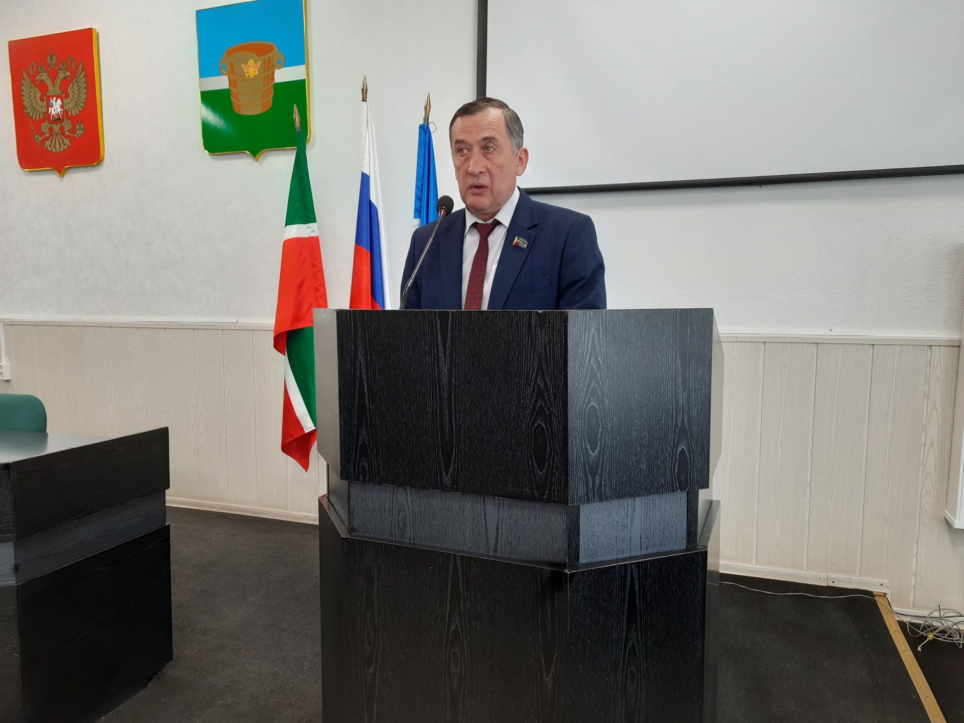 Авыл җирлекләренең генераль планы,җирдән файдалану кагыйдәләре расланды,район Советы карарларына үзгәрешләр кертелде