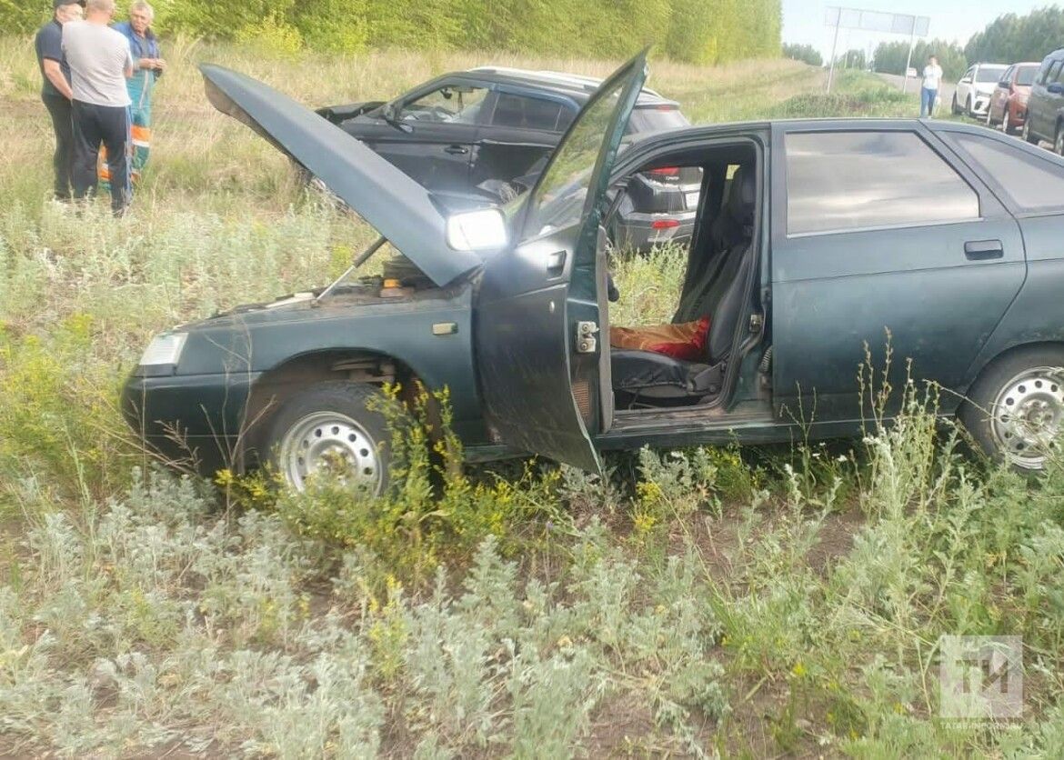 В Альметьевском районе столкнулись кроссовер и легковушка