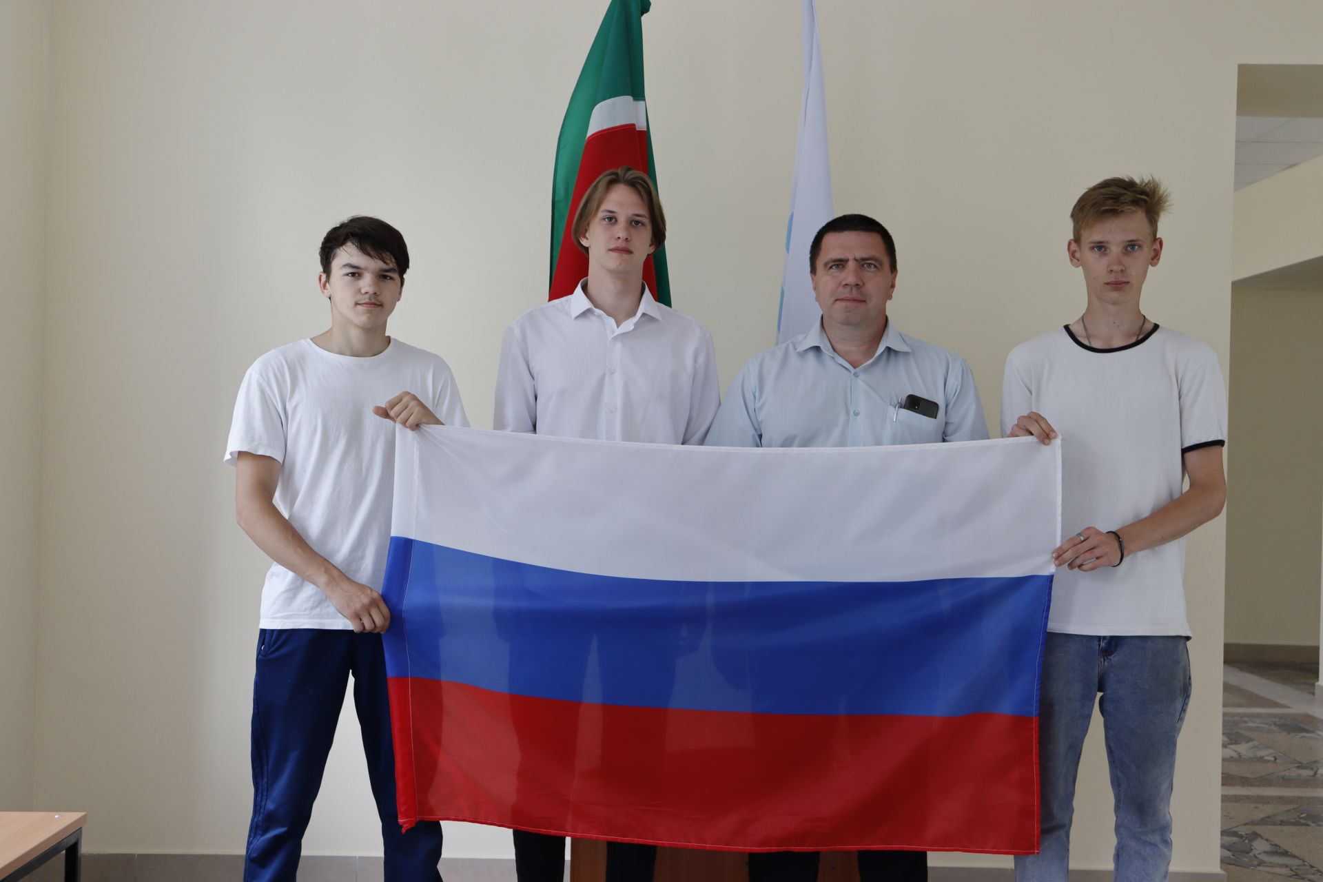 Первокурсники из Чистополя поддержали медикаментами бойцов СВО, пожертвовав развлечениями