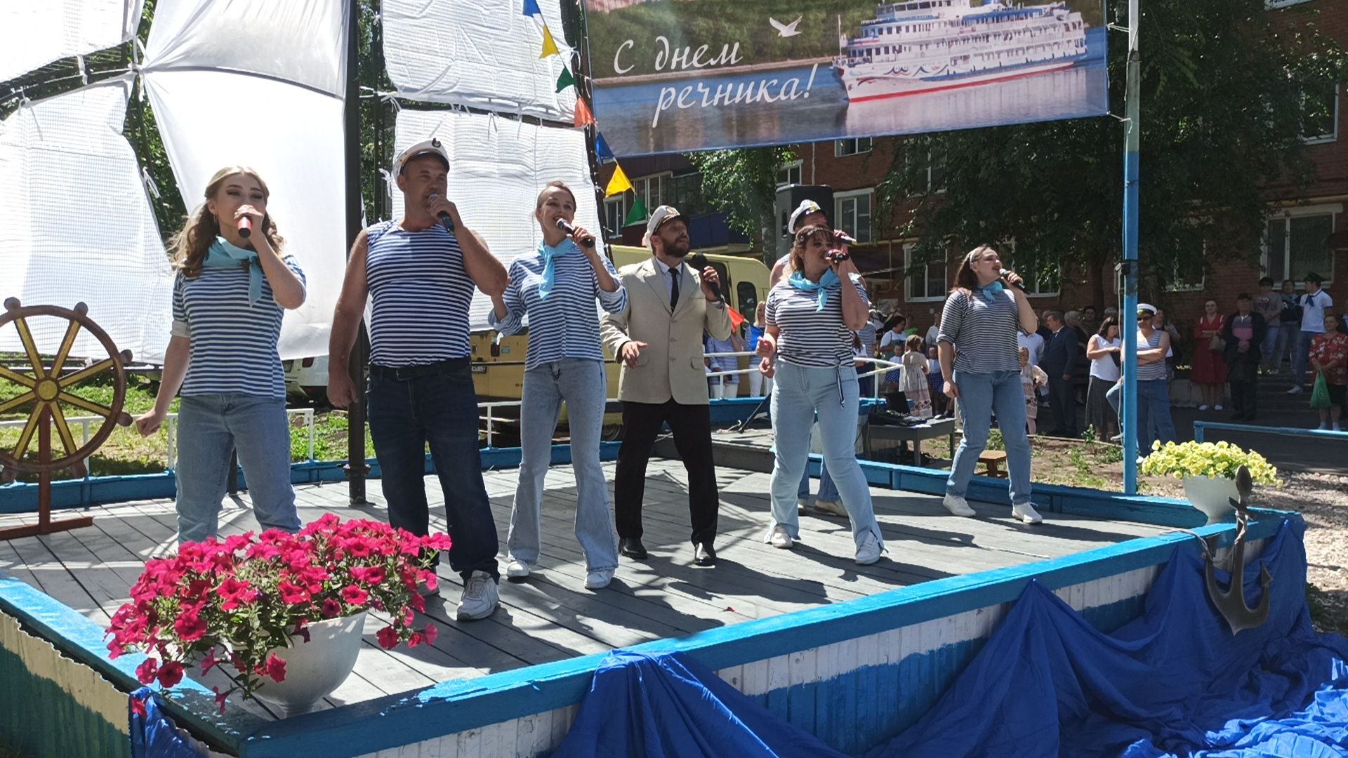 В День работников морского и речного флота в Чистополе состоялся праздничный концерт (фоторепортаж)