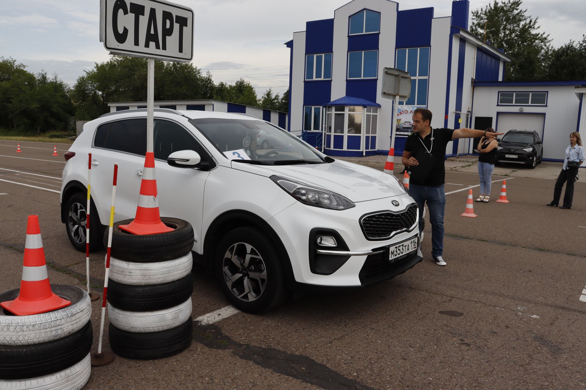 Ярты ел машина йөртү стажы булган Анастасия Шумкова көндәшләрен узып «Автоледи» конкурсында җиңү яулады