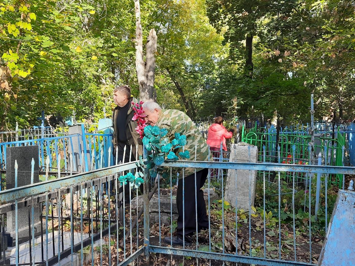 На Авдеевском кладбище Чистополя прошел субботник (фоторепортаж)