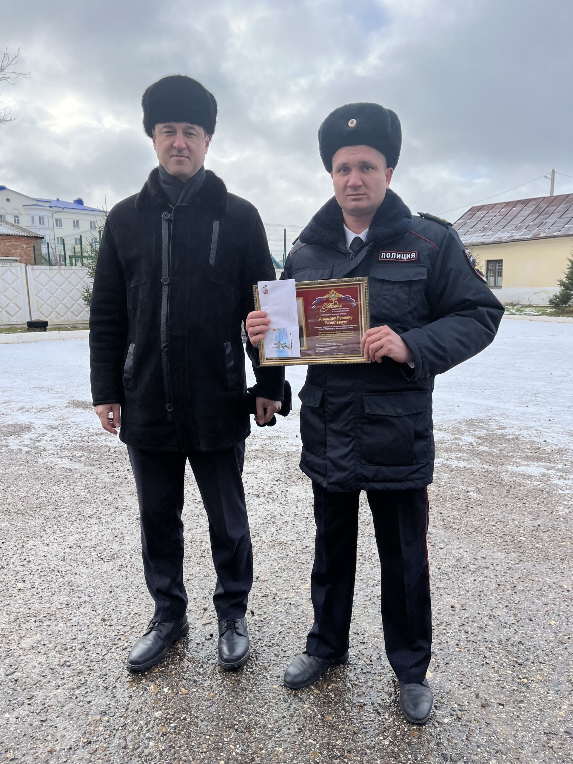 В Чистополе в честь профессионального праздника сотрудникам полиции вручили награды