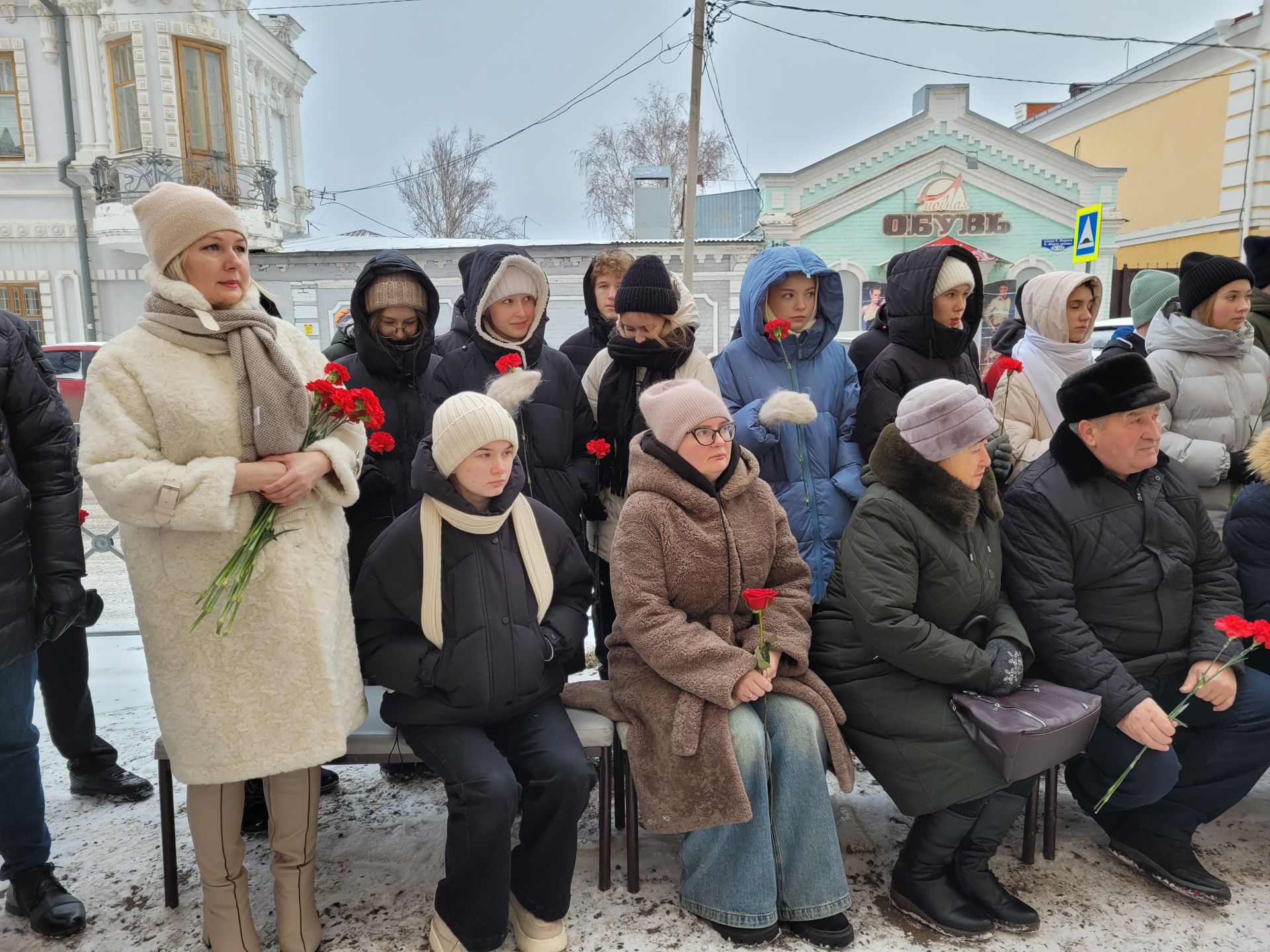 Чистайда мәктәп диварларына махсус хәрби операциядә һәлак булган сугышчылар хөрмәтенә мемориаль такталар куйдылар