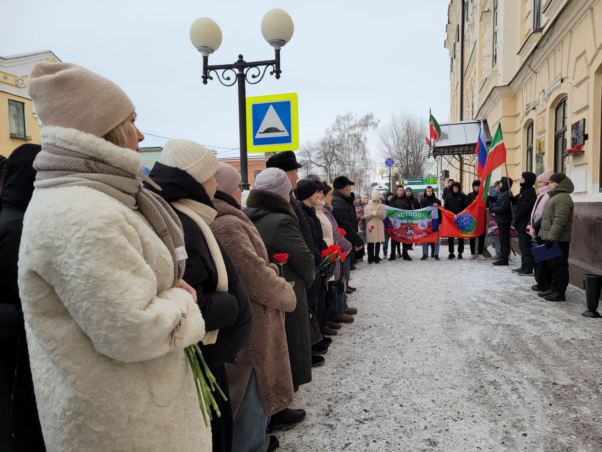 Чистайда мәктәп диварларына махсус хәрби операциядә һәлак булган сугышчылар хөрмәтенә мемориаль такталар куйдылар