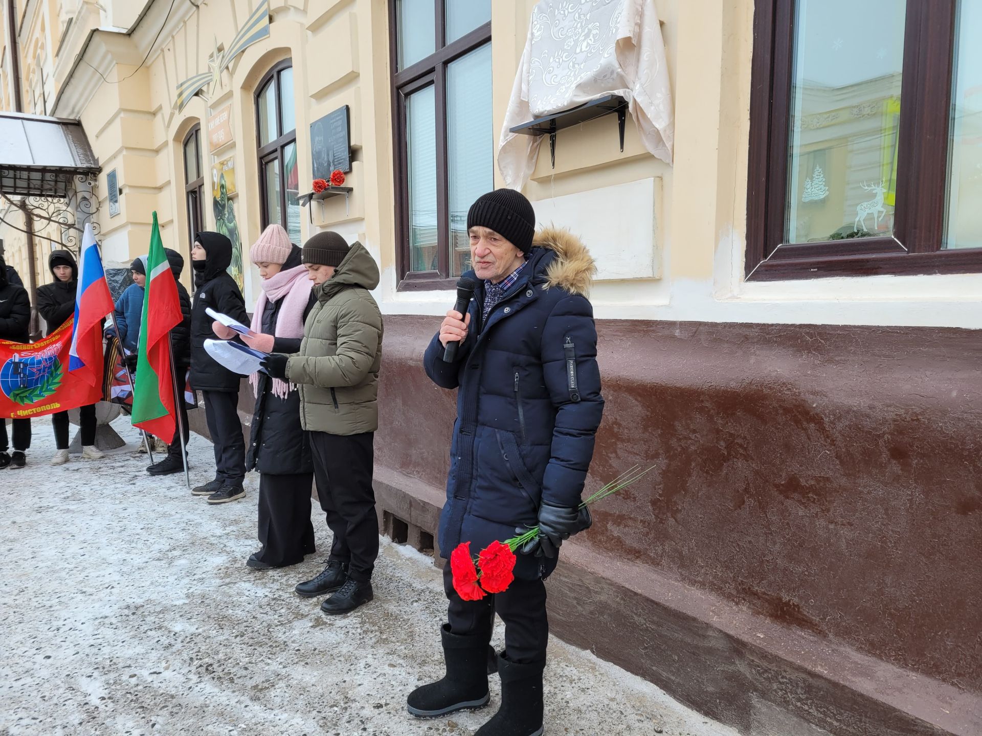 Чистайда мәктәп диварларына махсус хәрби операциядә һәлак булган сугышчылар хөрмәтенә мемориаль такталар куйдылар