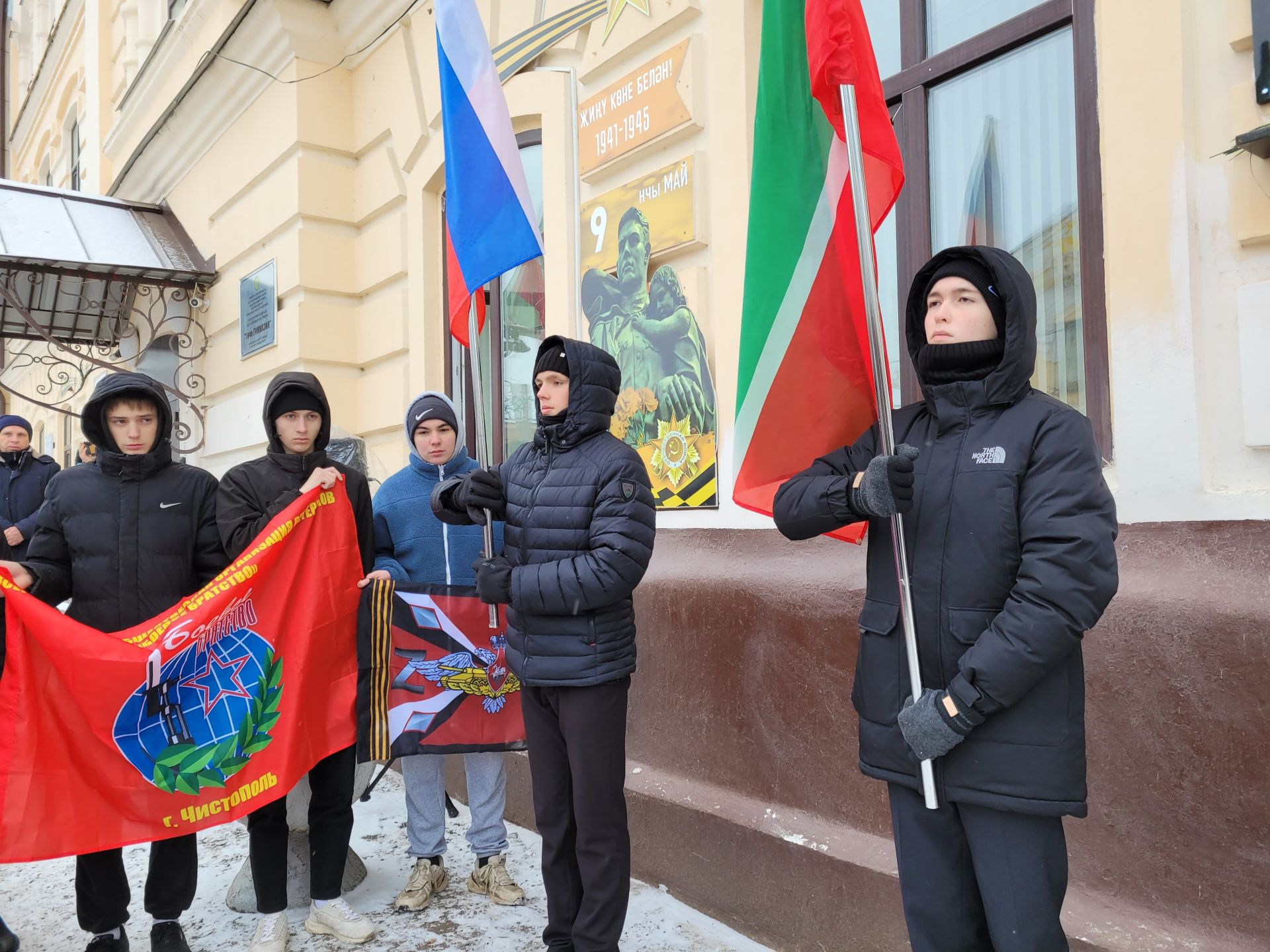 Чистайда мәктәп диварларына махсус хәрби операциядә һәлак булган сугышчылар хөрмәтенә мемориаль такталар куйдылар