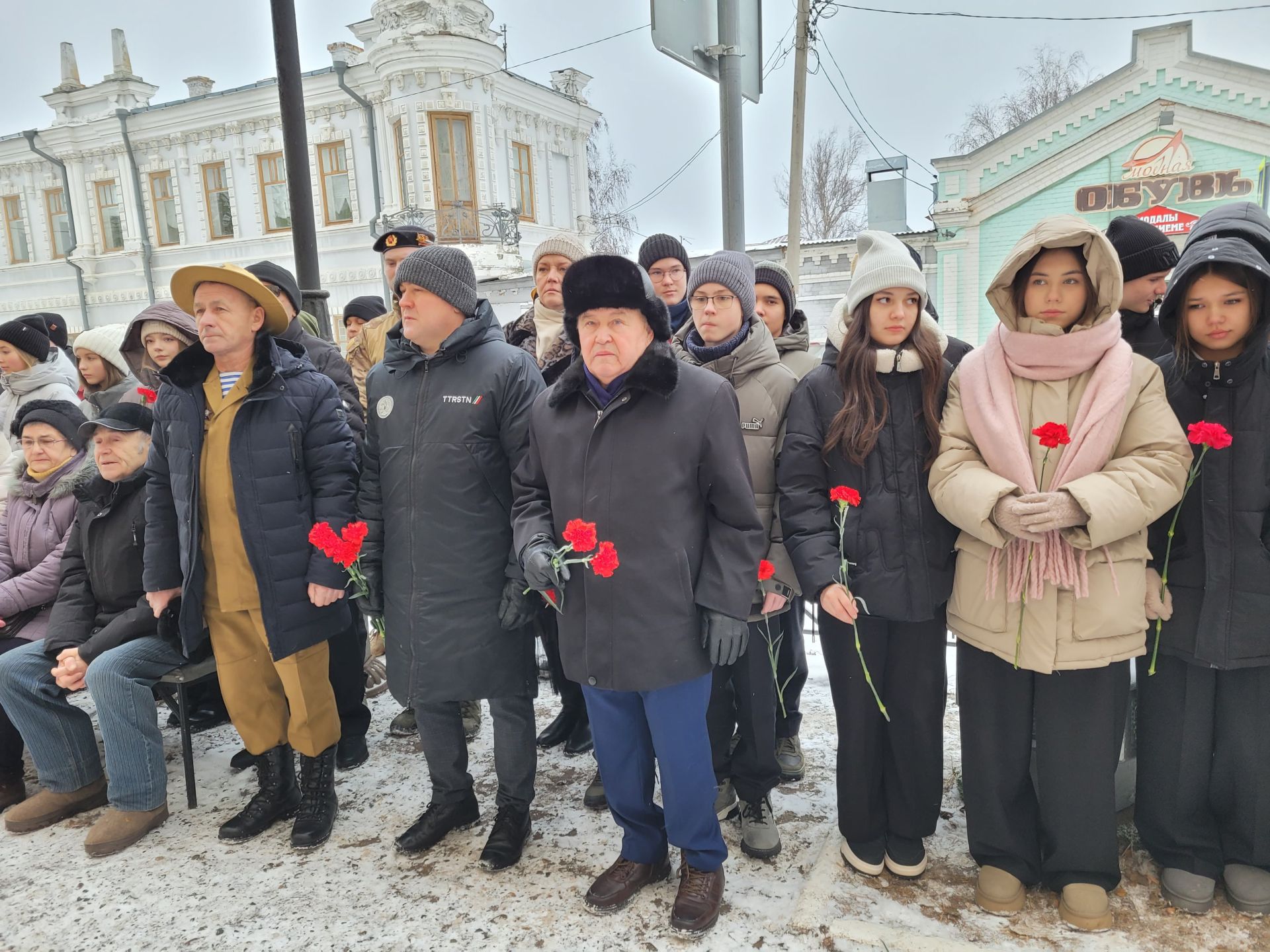 Чистайда мәктәп диварларына махсус хәрби операциядә һәлак булган сугышчылар хөрмәтенә мемориаль такталар куйдылар