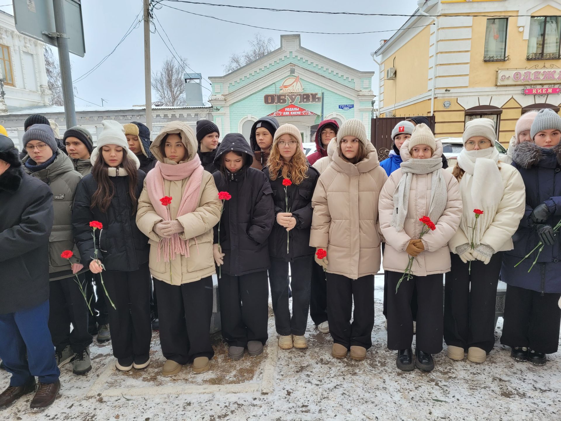 Чистайда мәктәп диварларына махсус хәрби операциядә һәлак булган сугышчылар хөрмәтенә мемориаль такталар куйдылар