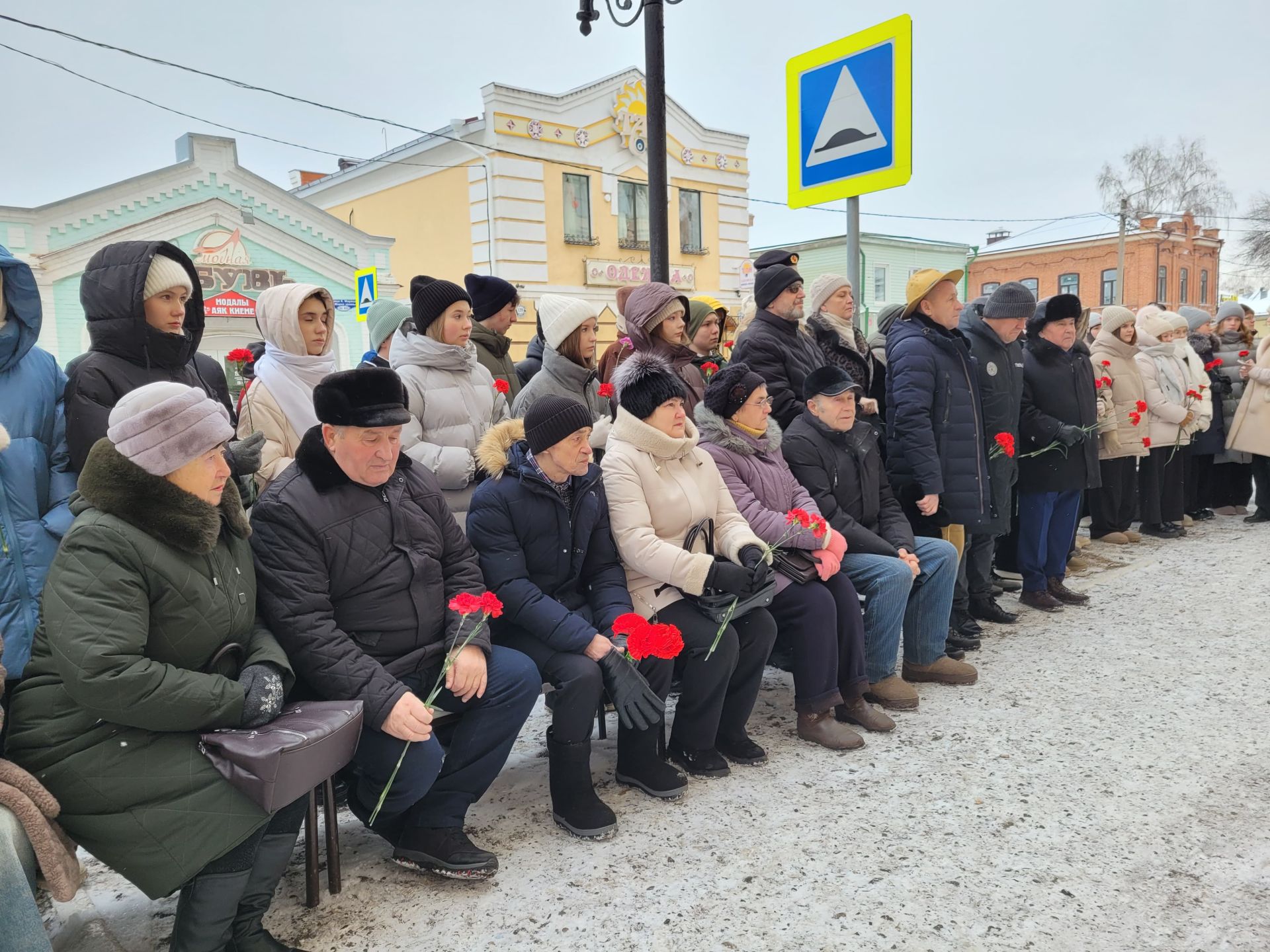 Чистайда мәктәп диварларына махсус хәрби операциядә һәлак булган сугышчылар хөрмәтенә мемориаль такталар куйдылар