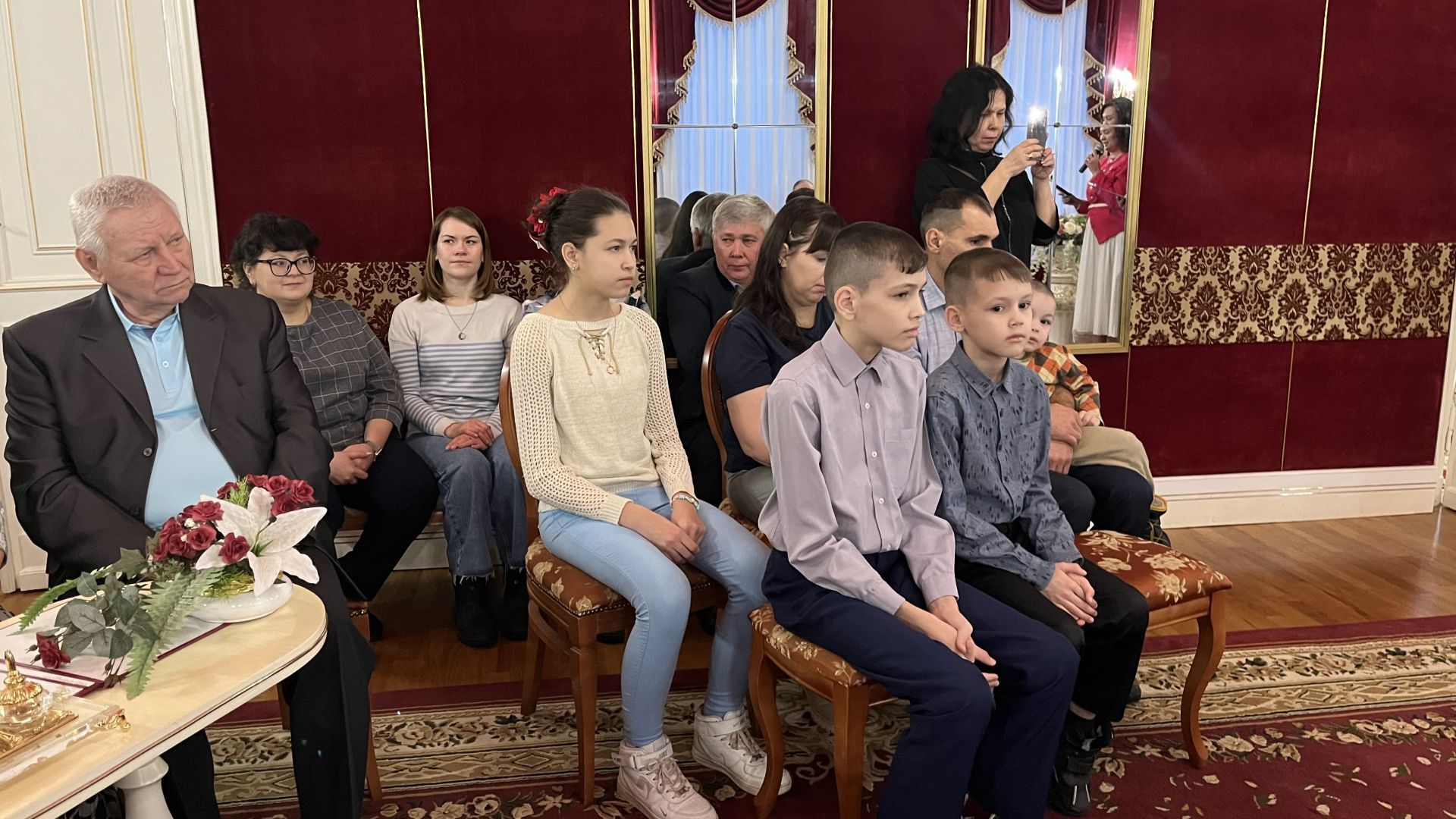 Чистайның Никахлашу сараенда гаилә тормышы юбилярларын һәм күп балалы гаиләне хөрмәтләделәр