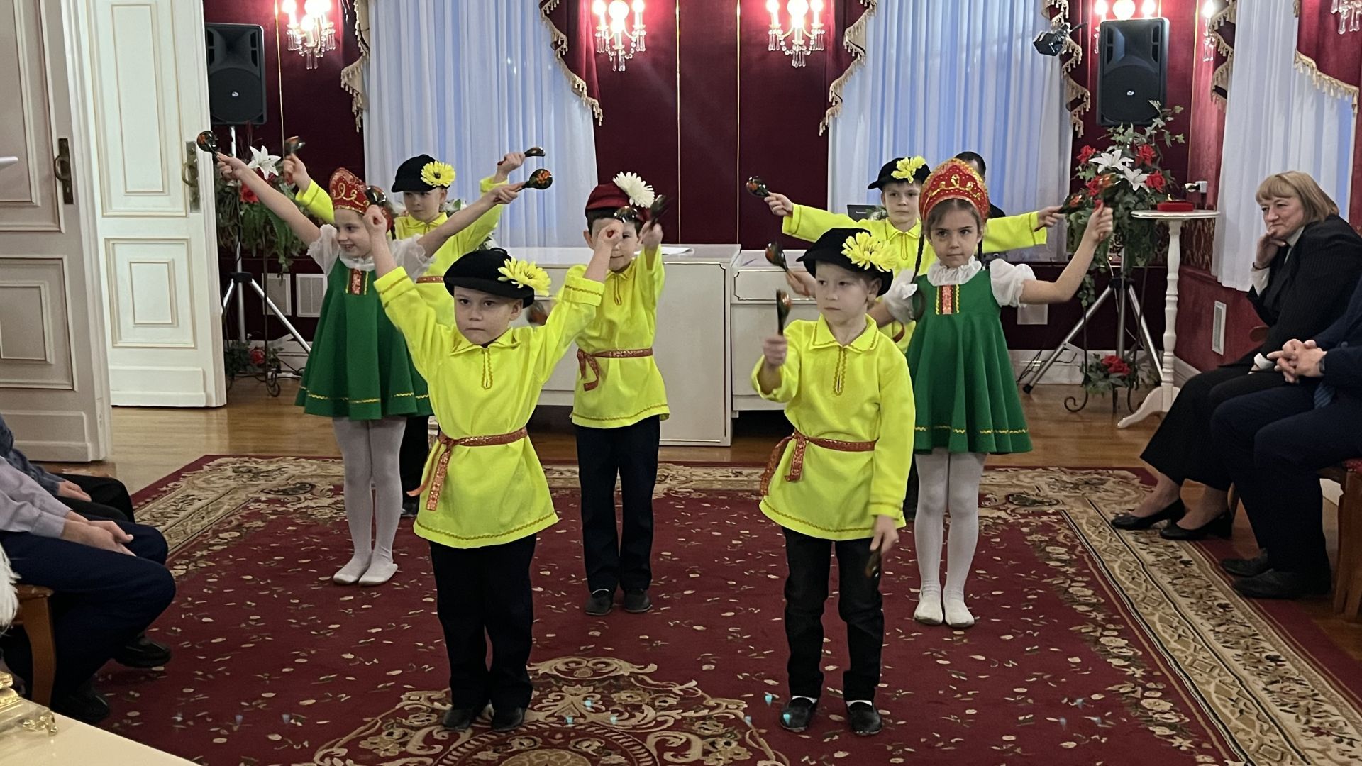 Чистайның Никахлашу сараенда гаилә тормышы юбилярларын һәм күп балалы гаиләне хөрмәтләделәр