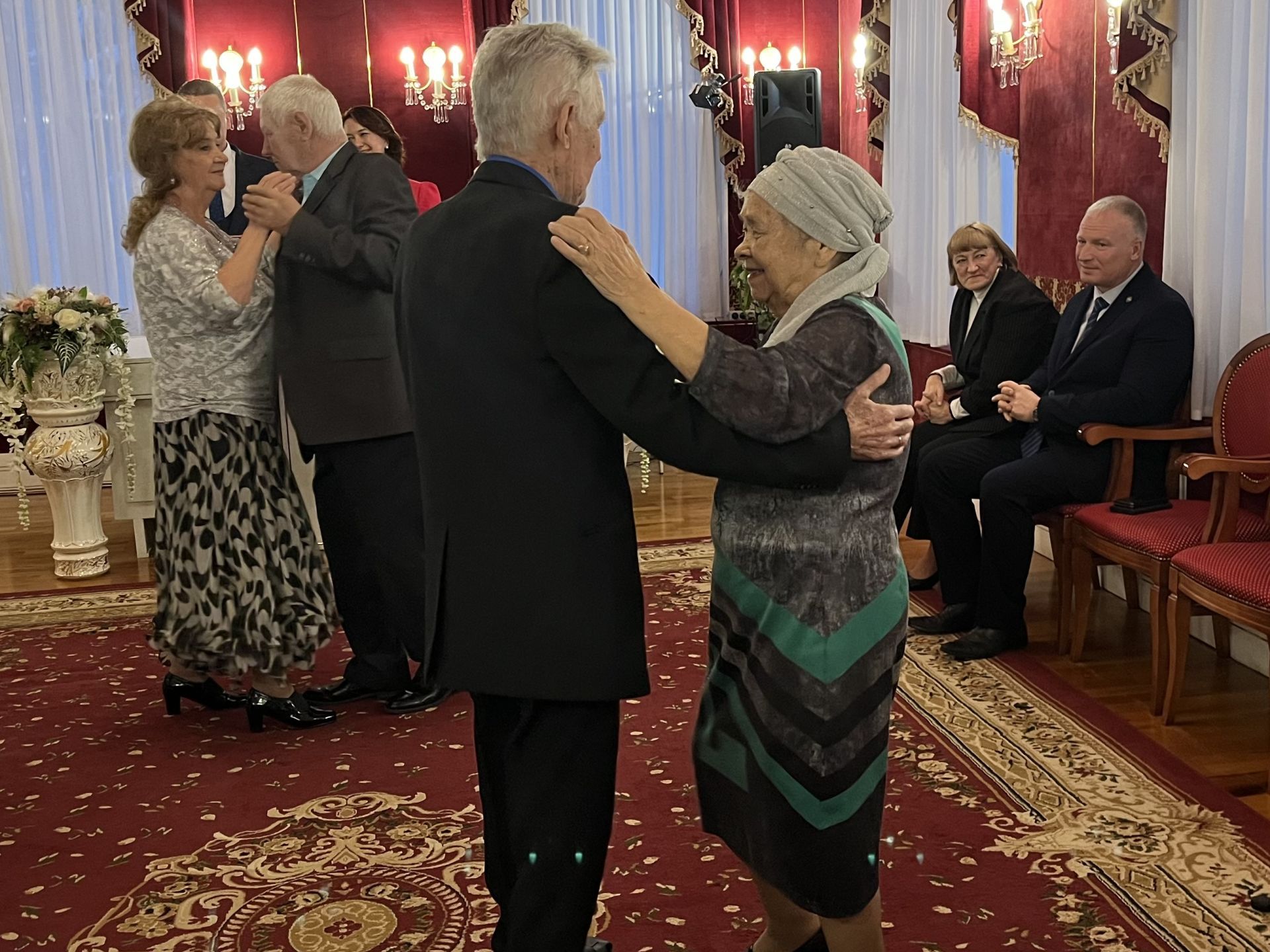 Чистайның Никахлашу сараенда гаилә тормышы юбилярларын һәм күп балалы гаиләне хөрмәтләделәр