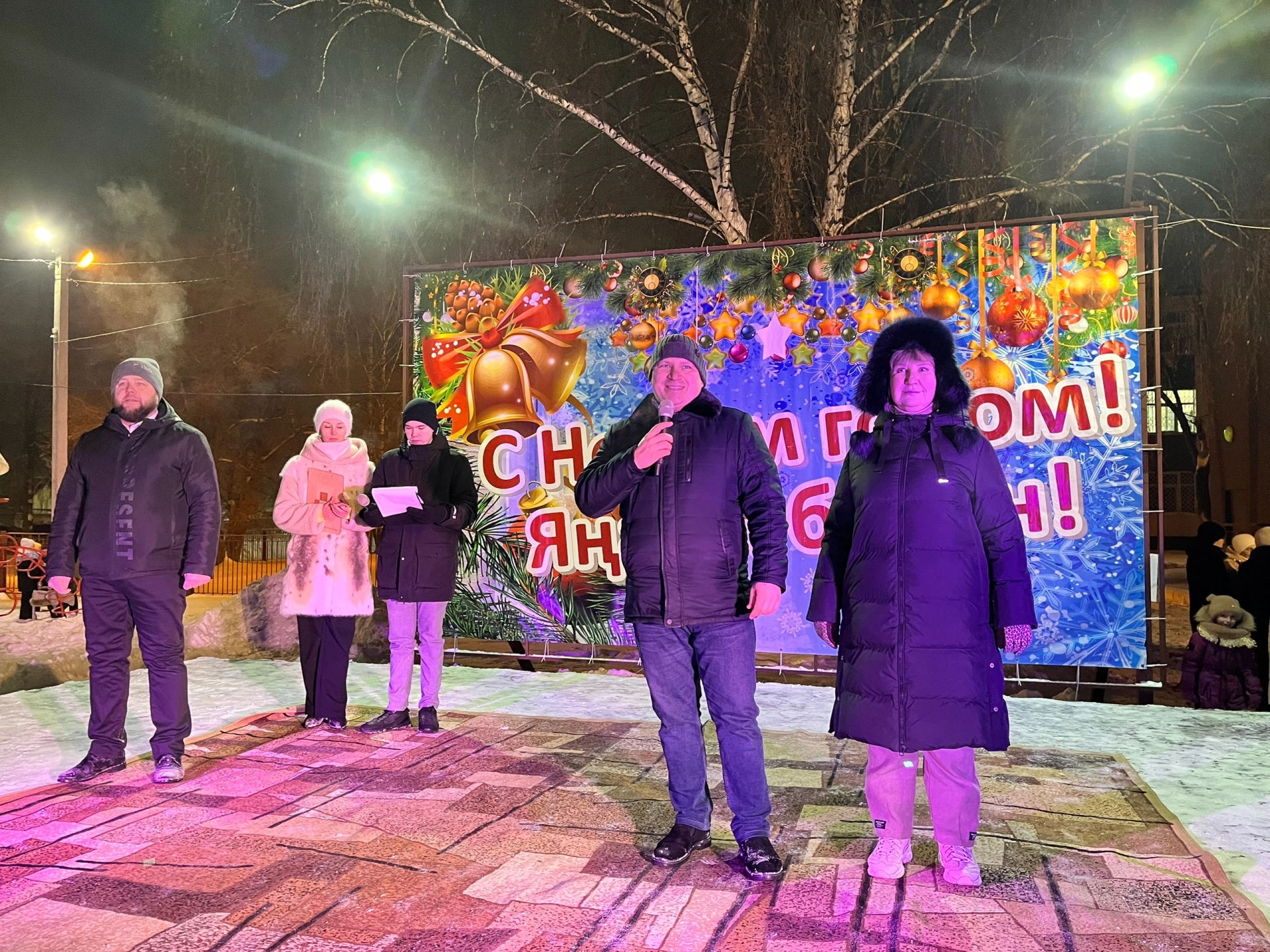 В сквере «Мельничная площадь» открыли новогоднюю елку