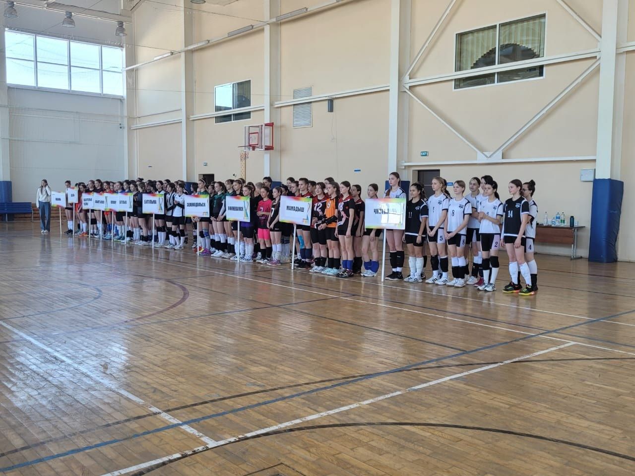 В Чистополе прошла торжественная церемония открытия Первенства РТ по волейболу среди девушек
