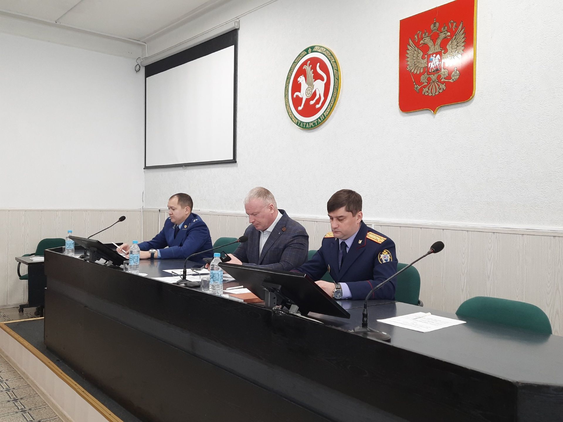В Чистополе два руководителя учреждений попались на получении взятки и мошенничестве