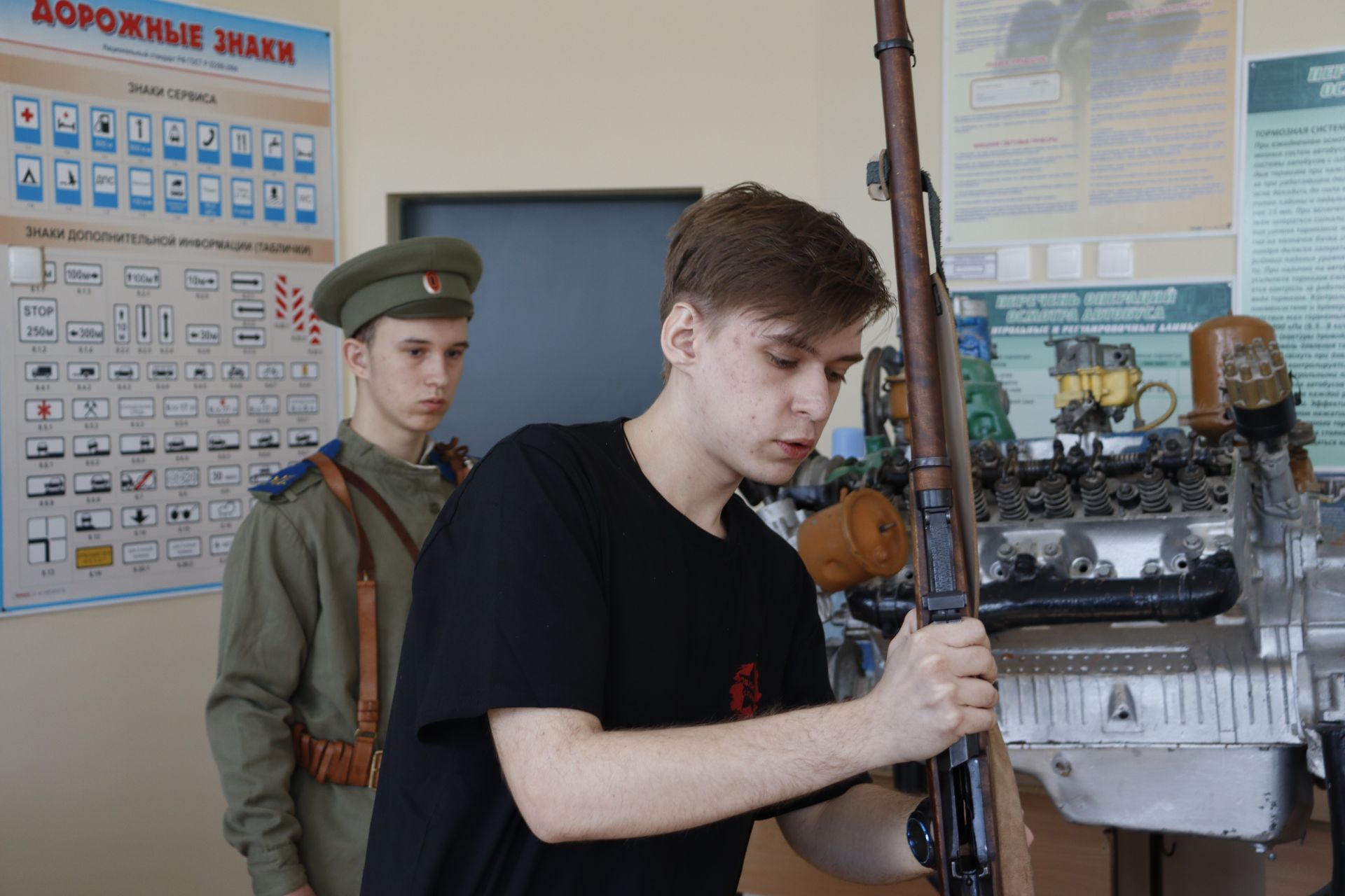 Чистопольские студенты примерили на себя военную форму разных лет