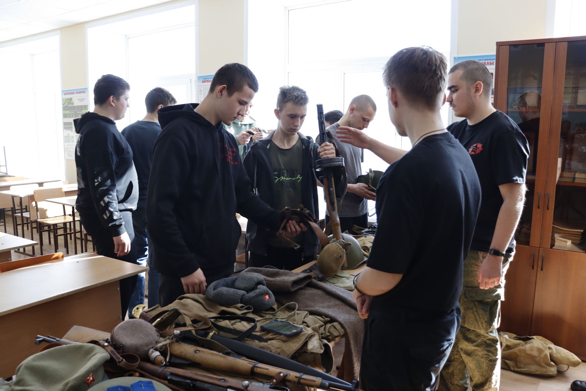 Чистопольские студенты примерили на себя военную форму разных лет
