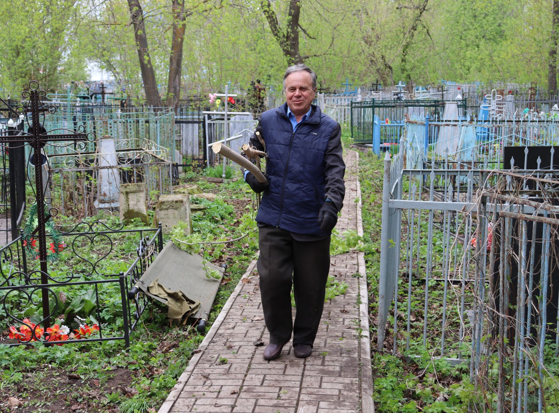 На Чистопольском кладбище прошел субботник