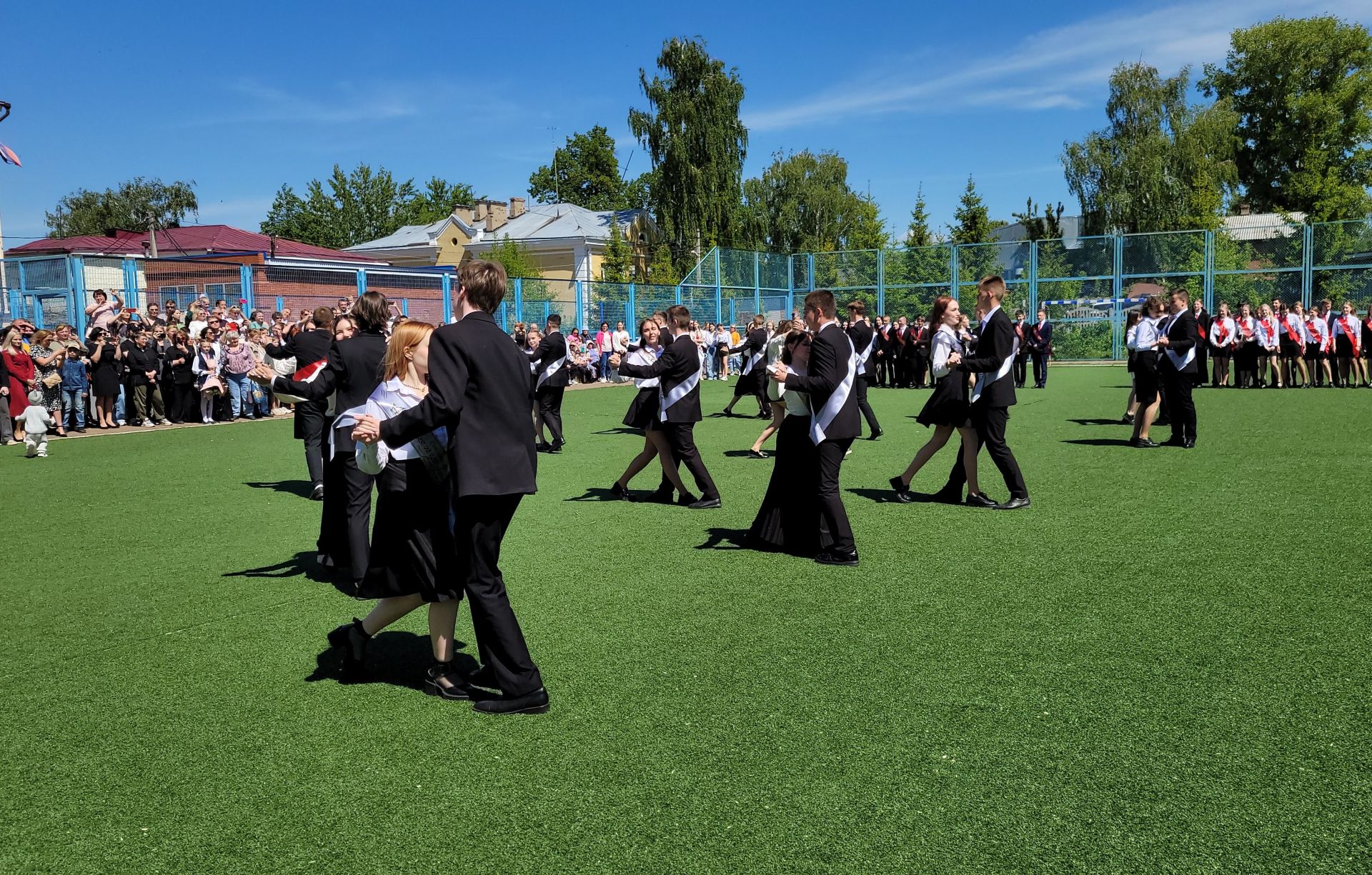 В чистопольской гимназии №1 прошел последний звонок (Фоторепортаж)