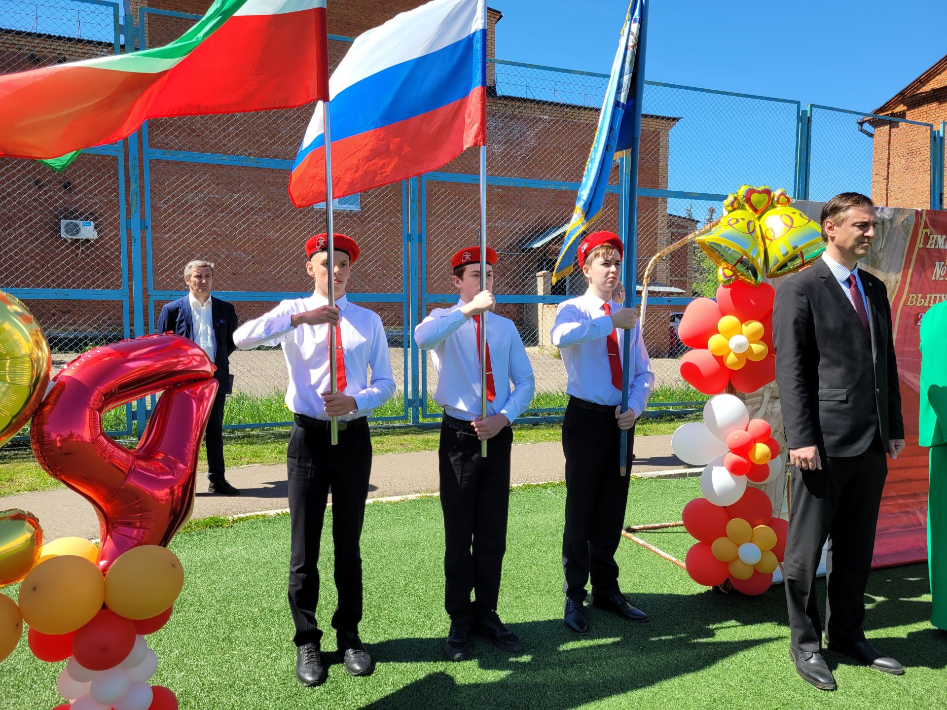 В чистопольской гимназии №1 прошел последний звонок (Фоторепортаж)