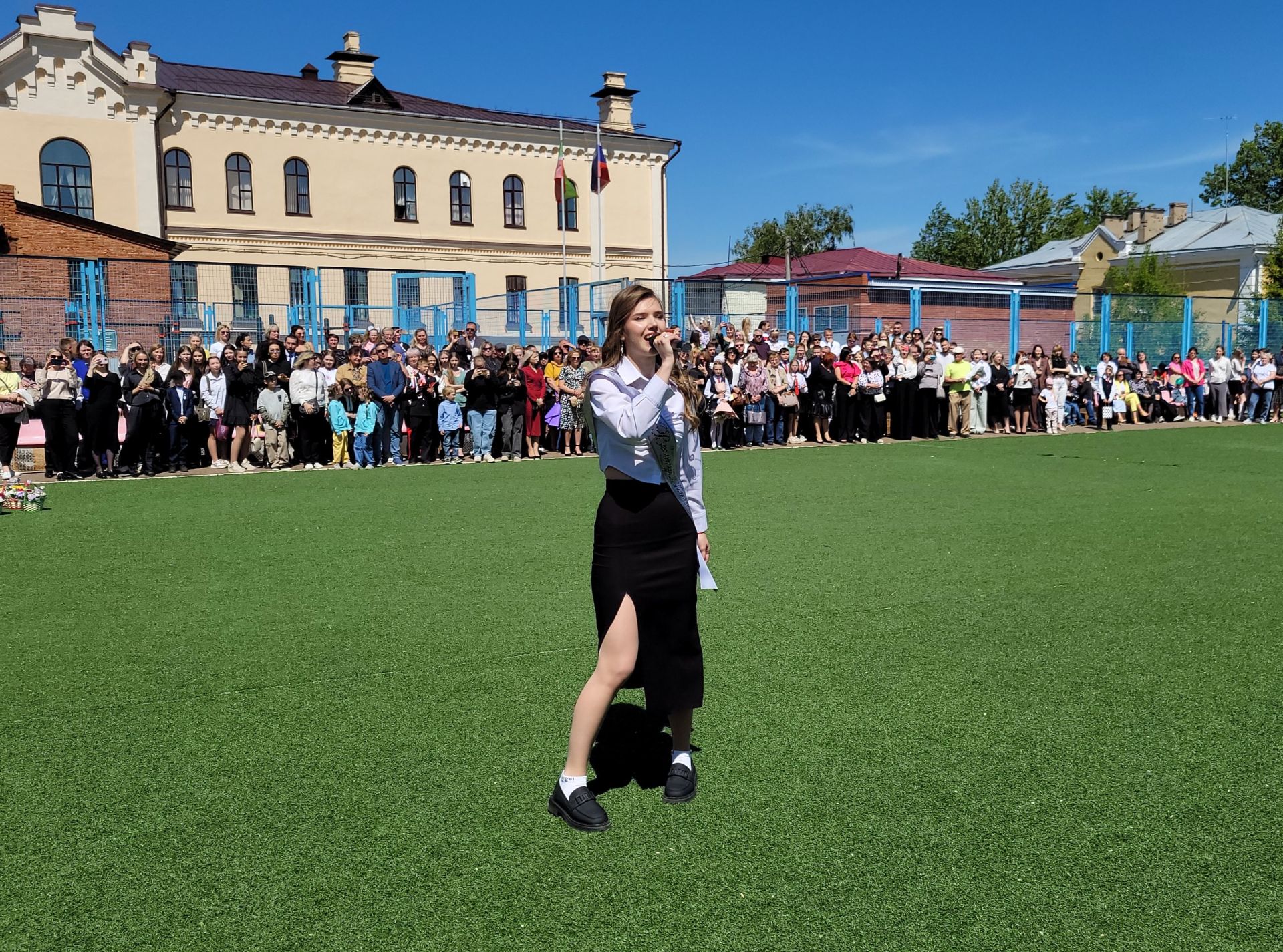 В чистопольской гимназии №1 прошел последний звонок (Фоторепортаж)