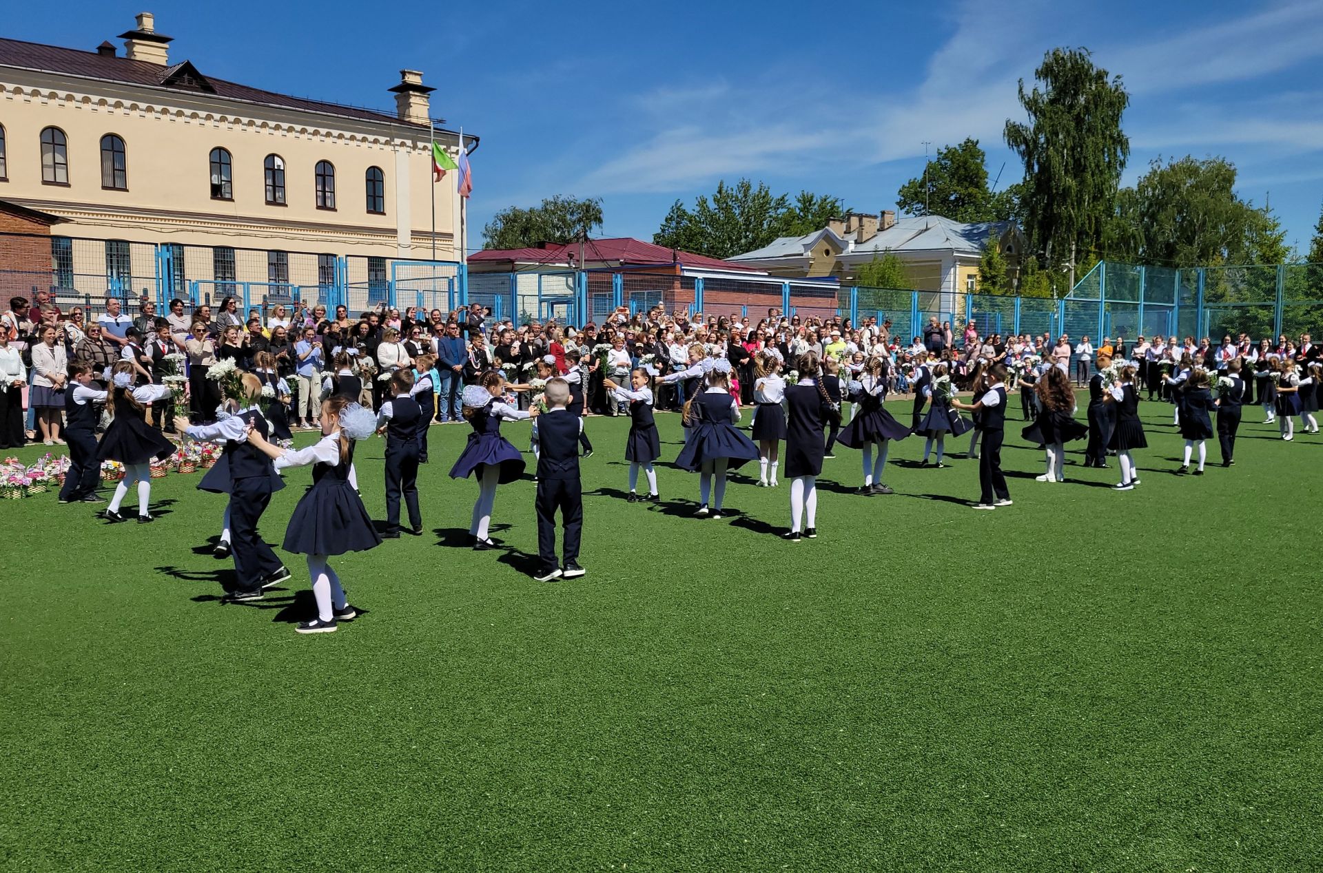 В чистопольской гимназии №1 прошел последний звонок (Фоторепортаж)