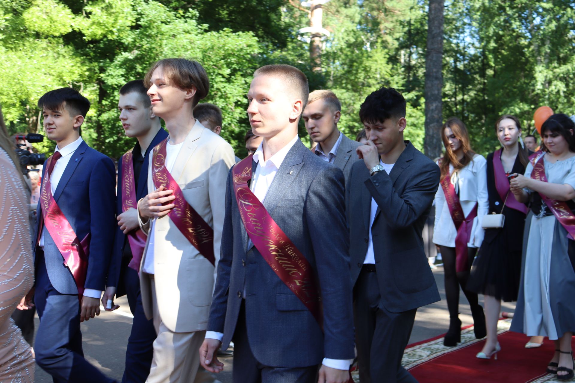 В Скарятинском саду Чистополя состоялся выпускной бал (фоторепортаж)