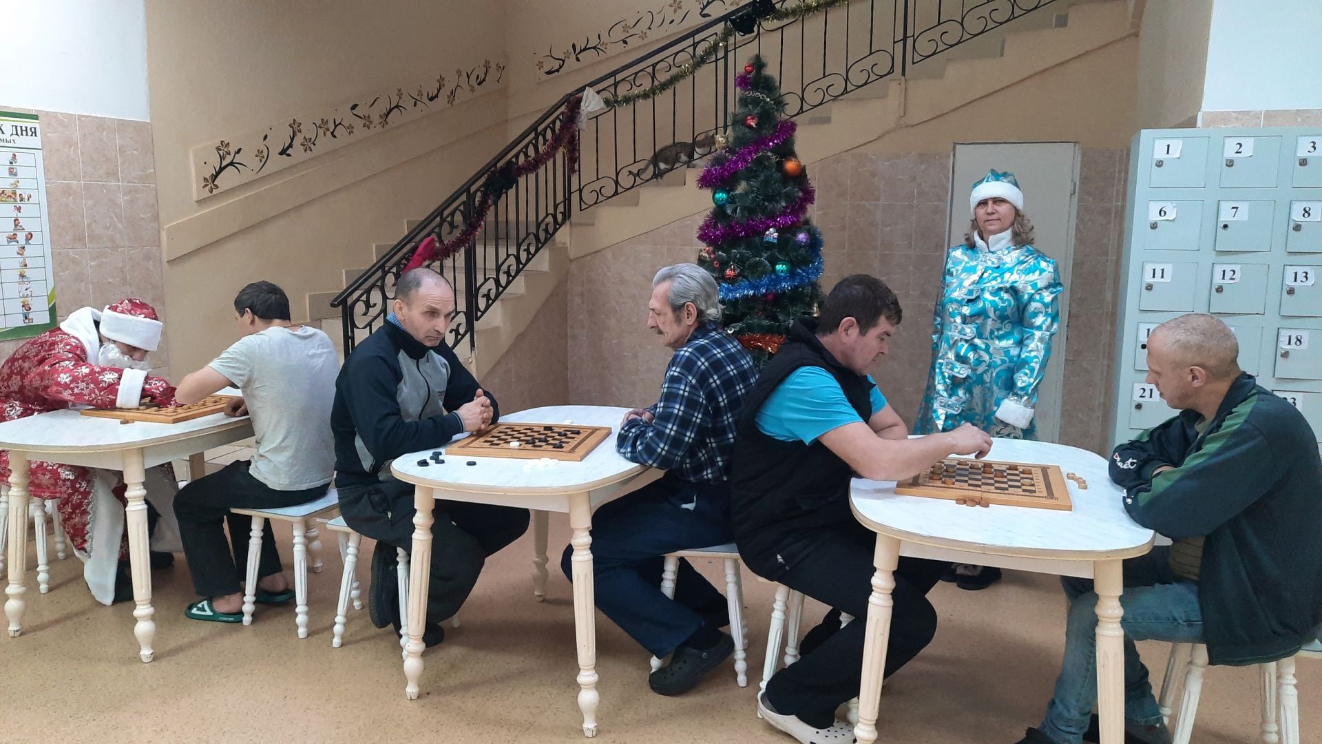 Дед Мороз и Снегурочка посетили шашечный турнир в чистопольском доме-интернате
