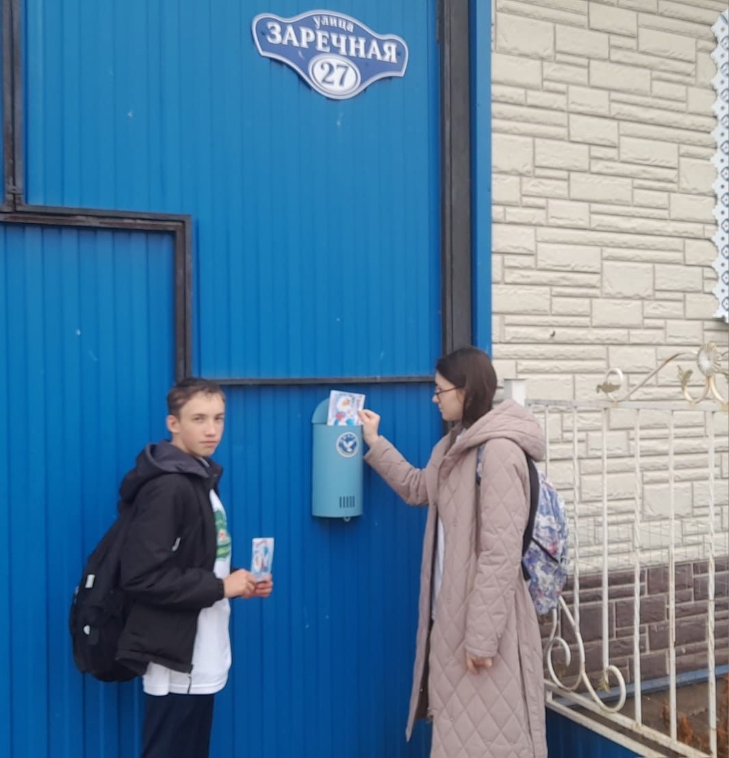 Школьники и работники культуры села Татарский Сарсаз отправили поздравительные открытки почтальонам