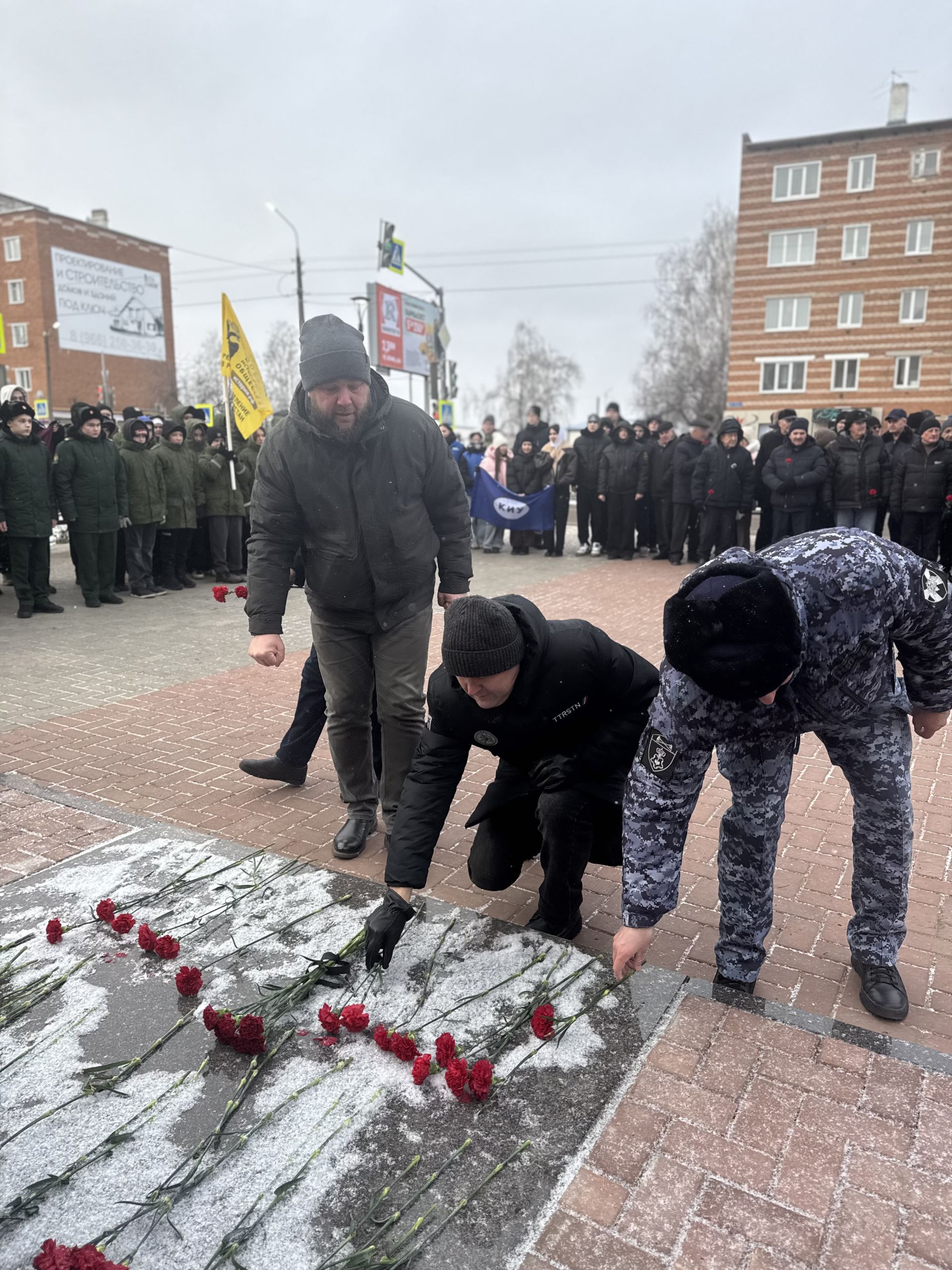 В Чистополе День Героев Отечества отметили митингом у памятника Игорю Груднову