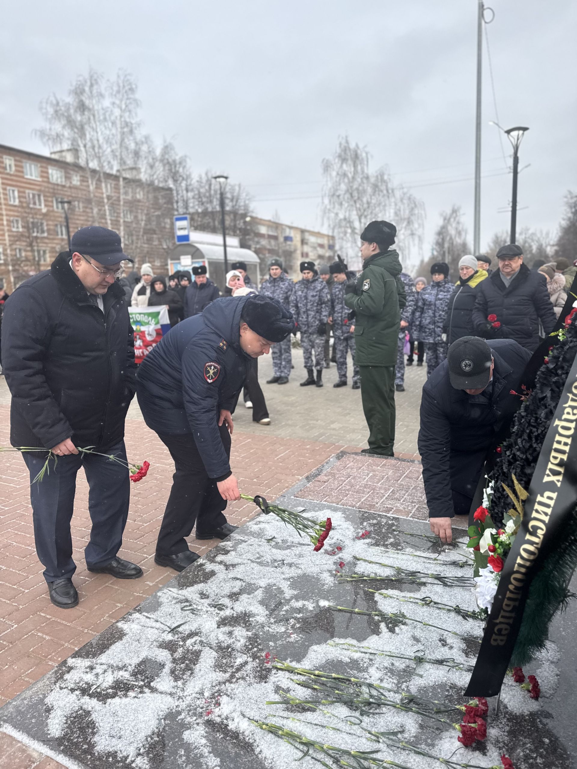 В Чистополе День Героев Отечества отметили митингом у памятника Игорю Груднову