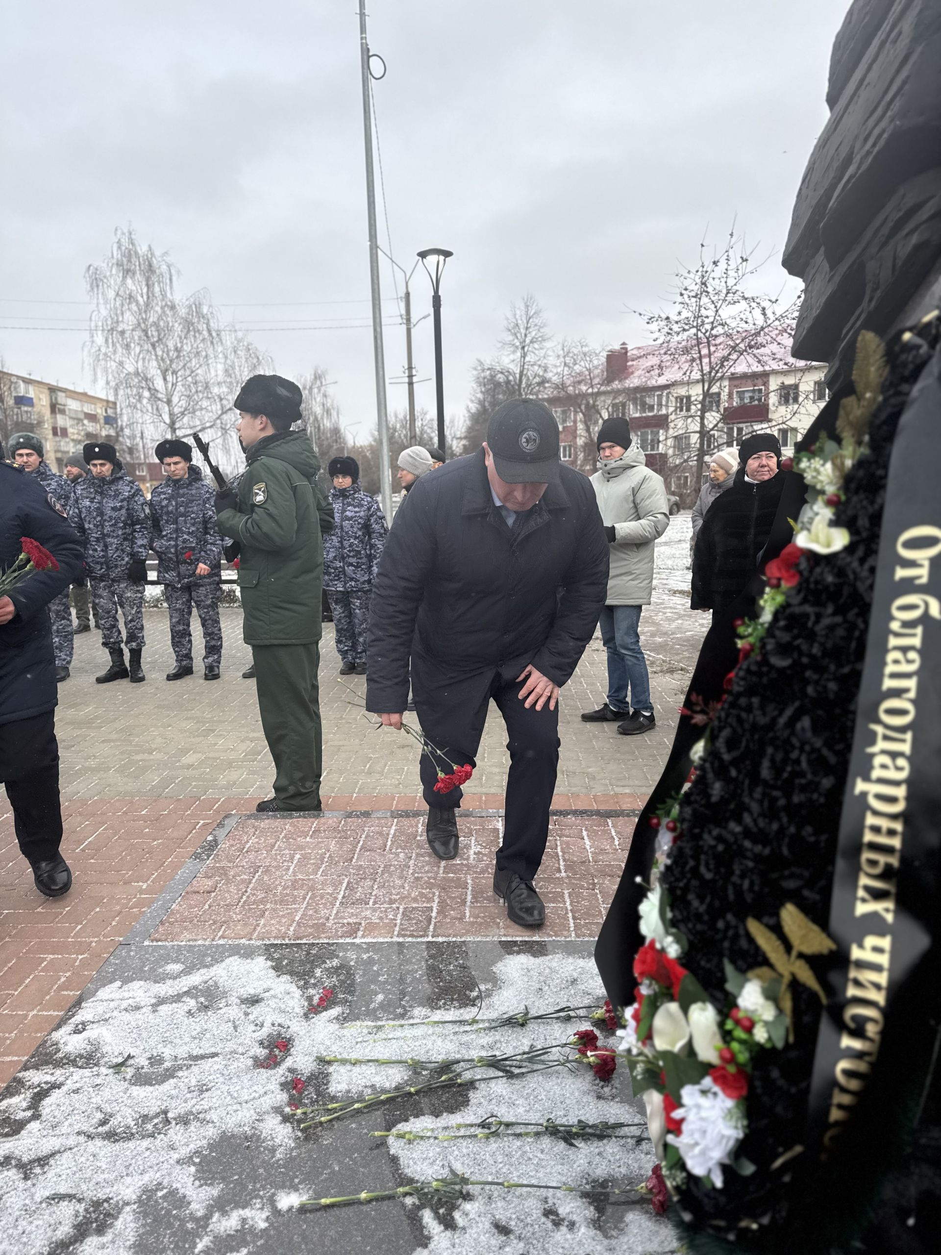 В Чистополе День Героев Отечества отметили митингом у памятника Игорю Груднову