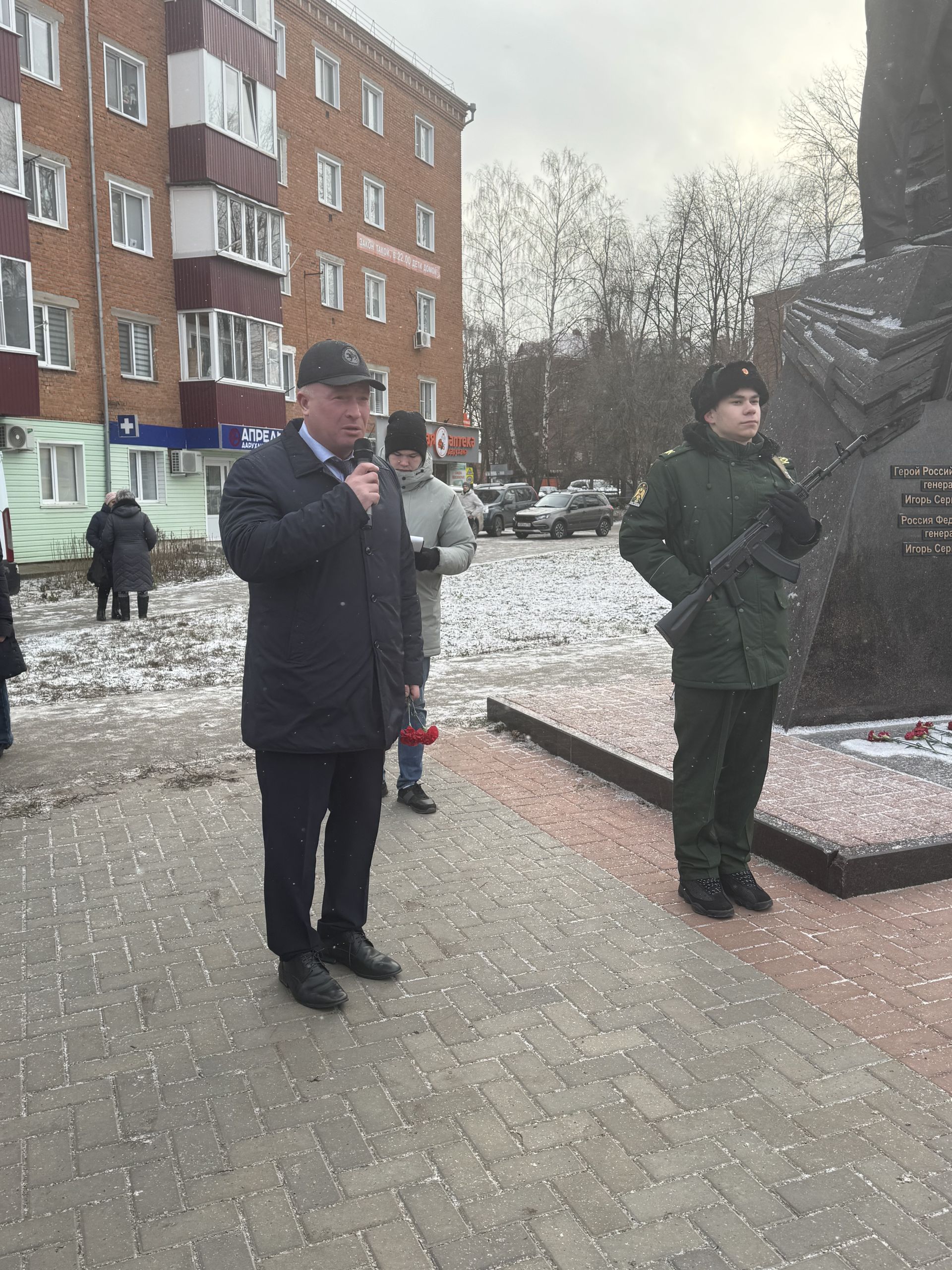 В Чистополе День Героев Отечества отметили митингом у памятника Игорю Груднову