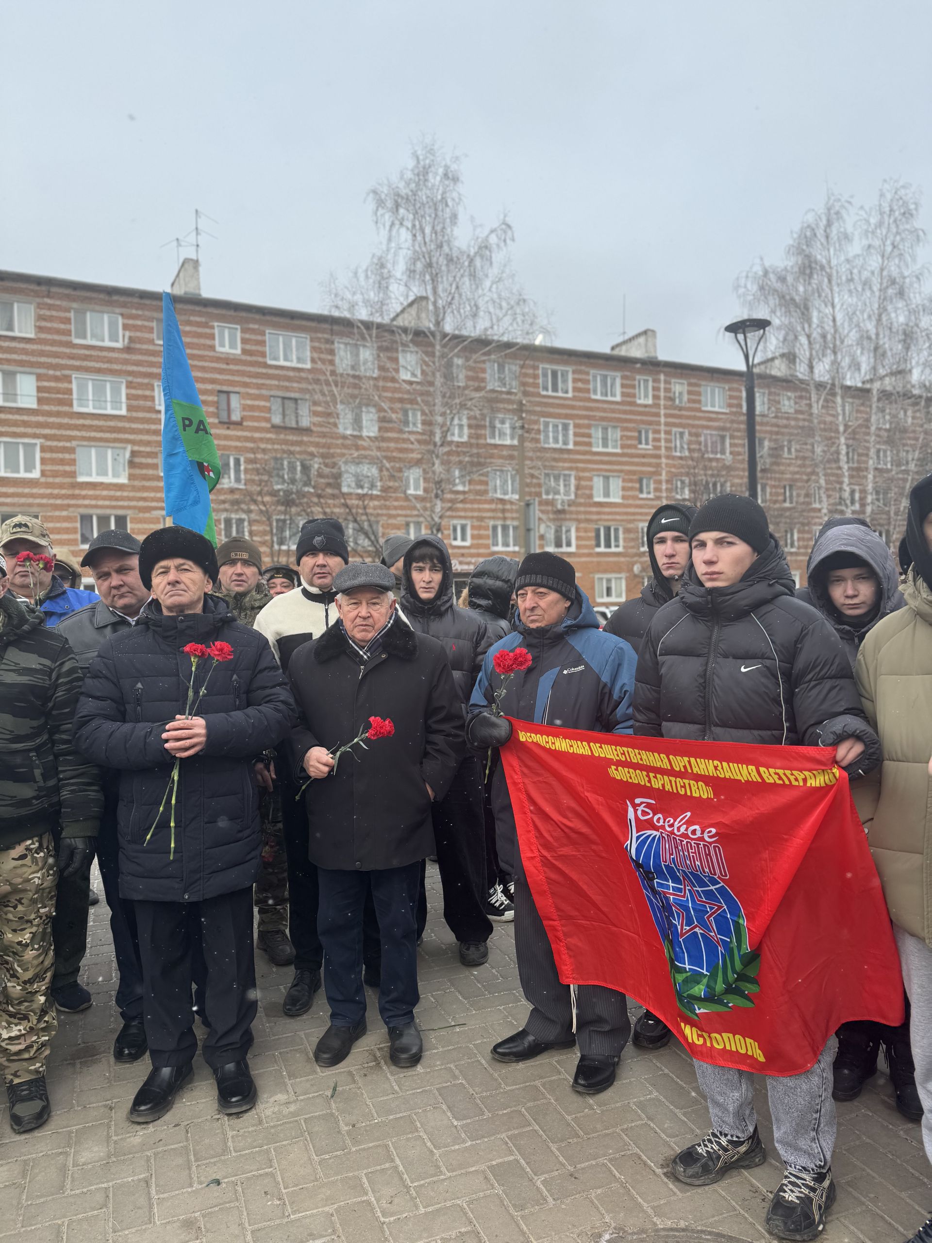 В Чистополе День Героев Отечества отметили митингом у памятника Игорю Груднову