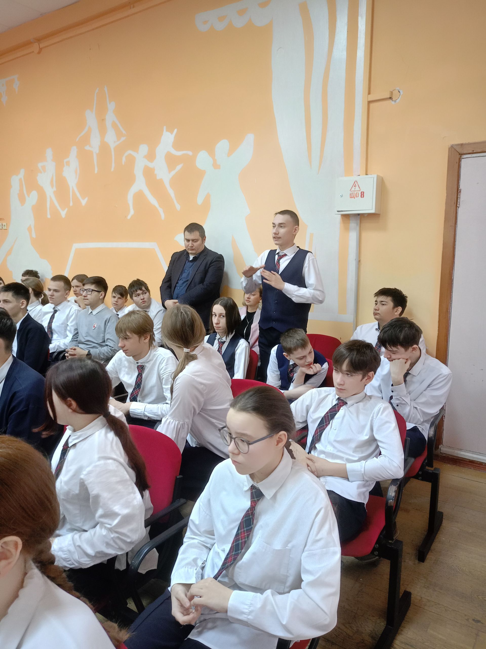 Чистопольские школьники на парламентском уроке по видеосвязи общались с учителем, находящимся в зоне СВО