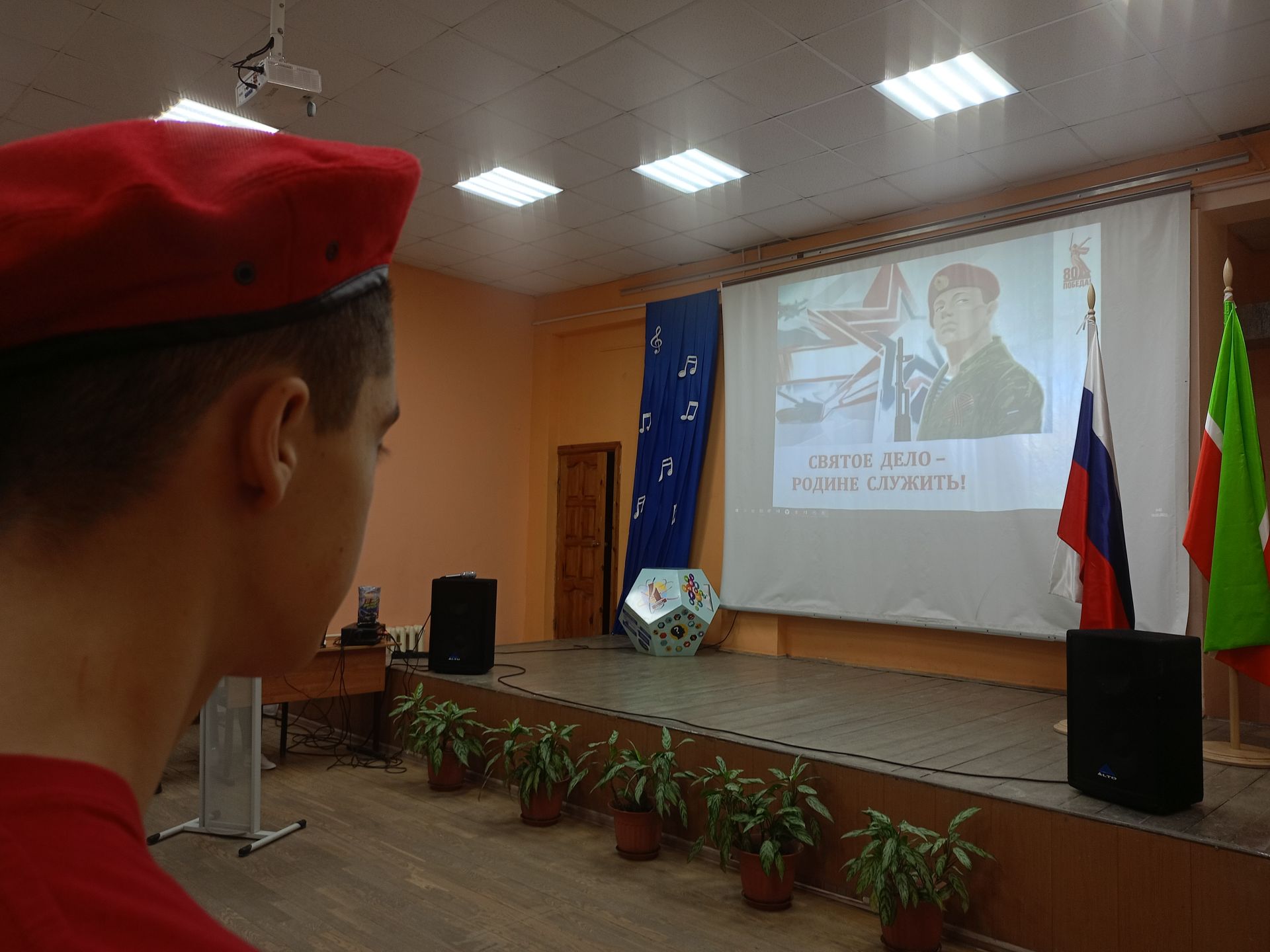 Чистопольские школьники на парламентском уроке по видеосвязи общались с учителем, находящимся в зоне СВО
