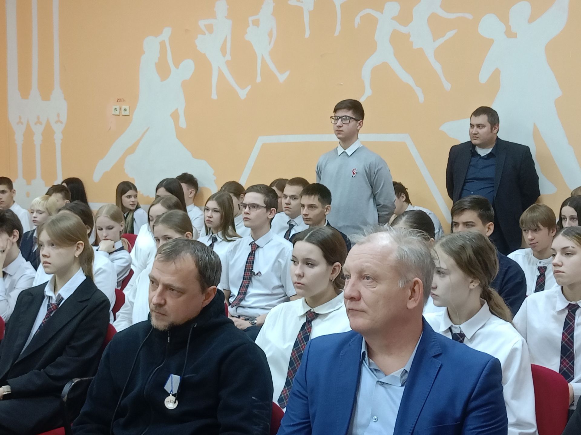 Чистопольские школьники на парламентском уроке по видеосвязи общались с учителем, находящимся в зоне СВО